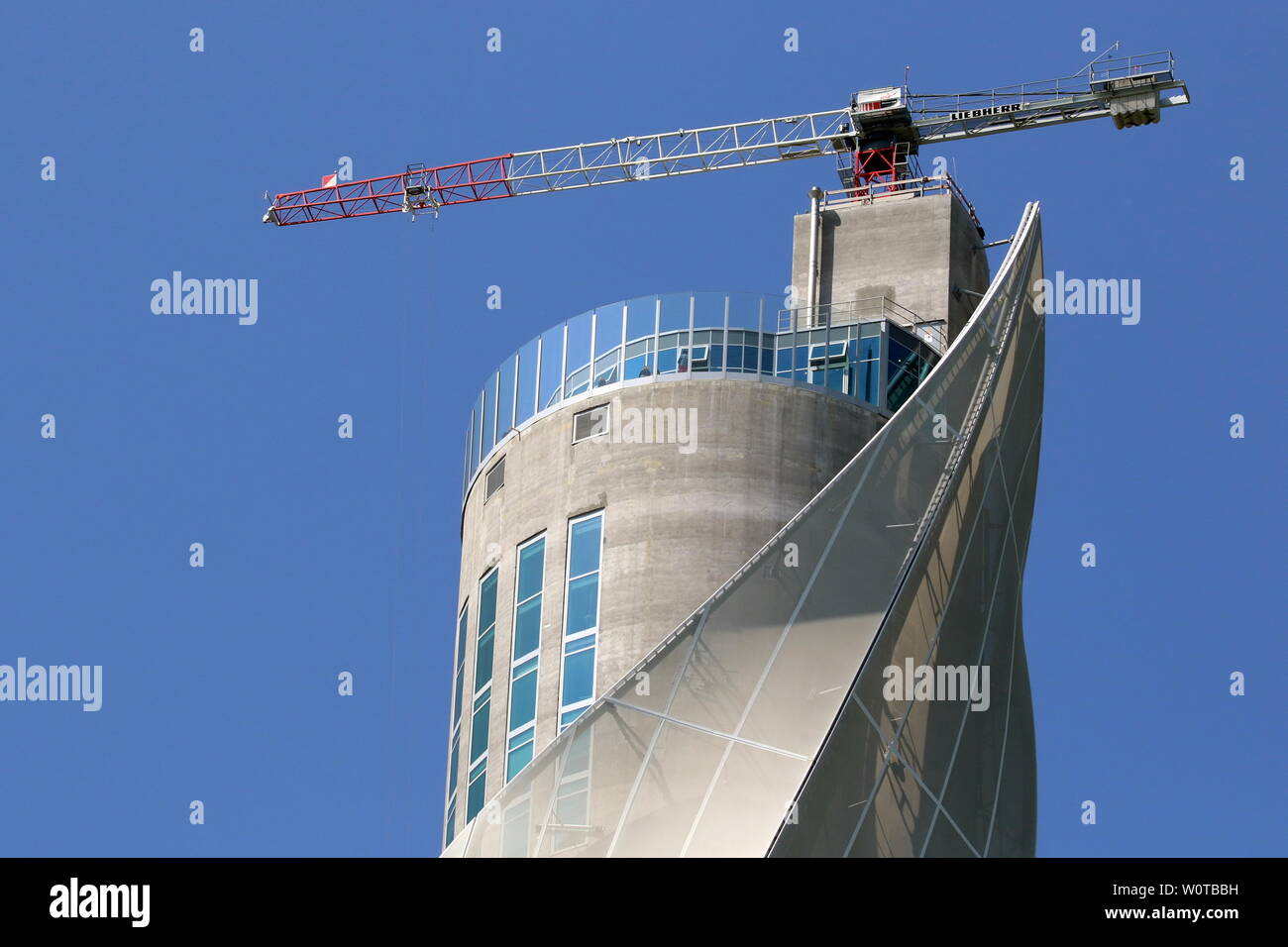 Baukran im Einsatz mit dem Thyssenkrupp Testturm Rottweil Stockfoto