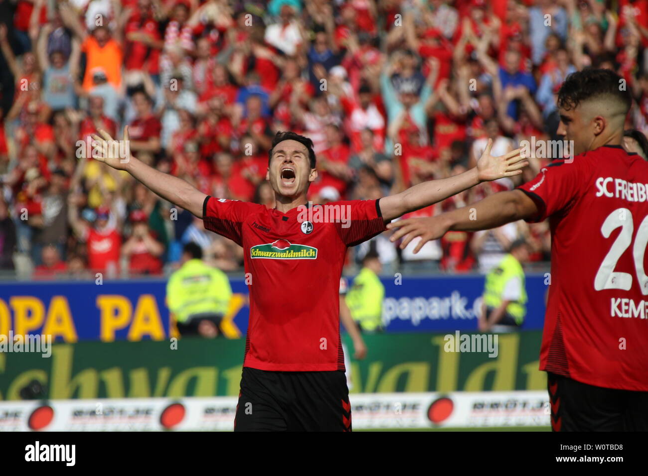 Der klassenerhalt ist geschafft: Nicolas Höfler (Freiburg), der in diesem Moment wohl gluecklichste Mensch der Welt", 1. BL: 17-18 - 34. Spieltag SC Freiburg - FC Augsburg Stockfoto