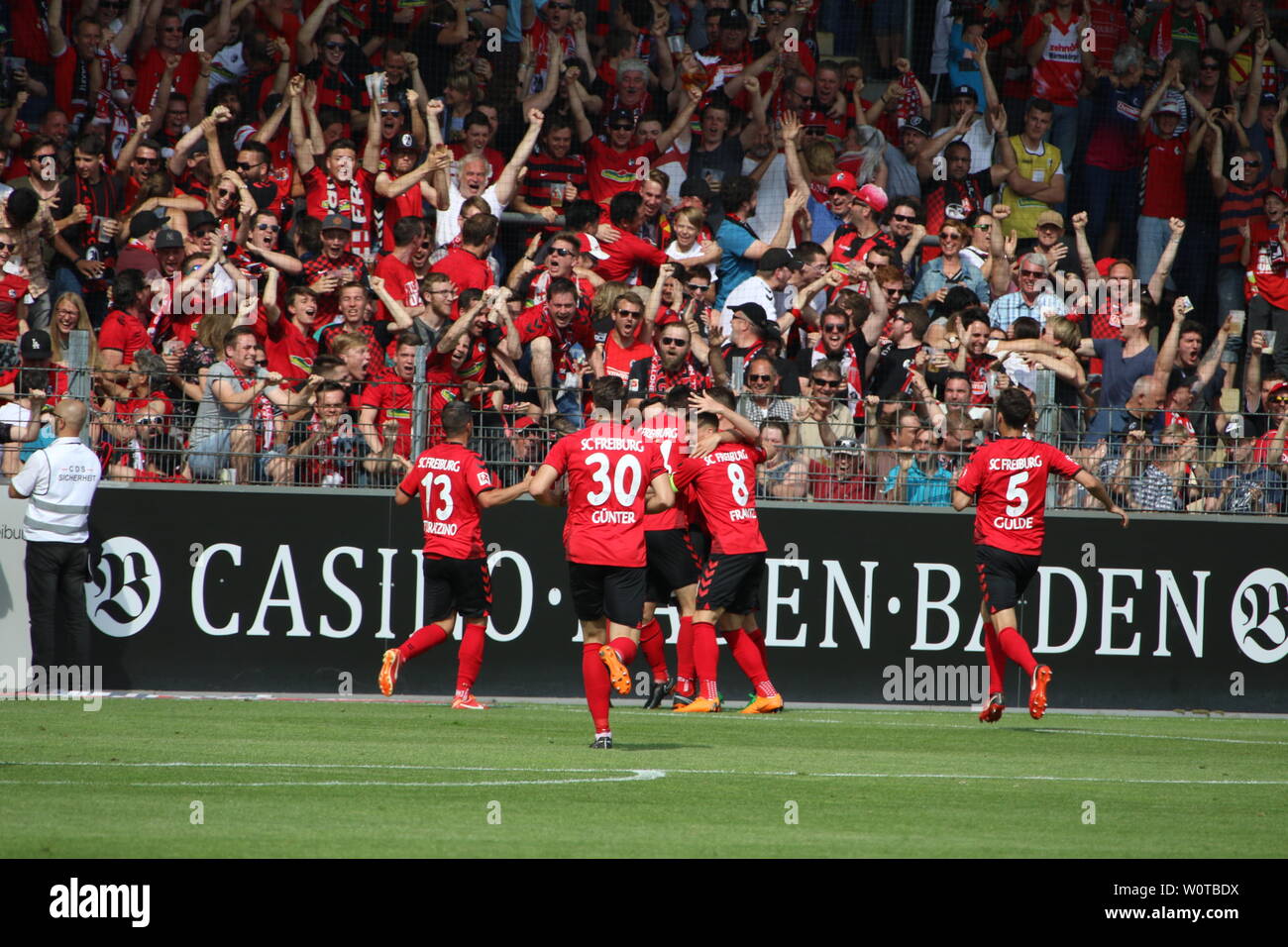 Torjubel mit den Fans: Die Freiburger Vorgängerbaues verspielte bejubeln den Fuehrungstreffer von Nicolas Höfler (Freiburg), 1. BL: 17-18 - 34. Spieltag SC Freiburg - FC Augsburg Stockfoto