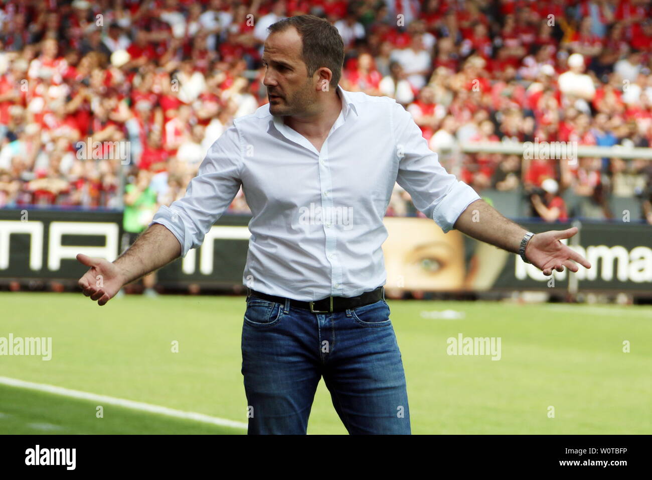 Trainer Manuel Baum (Augsburg) gestikuliert an der Seitenlinie beim Spiel der 1. BL: 17-18 - 34. Spieltag SC Freiburg - FC Augsburg Stockfoto