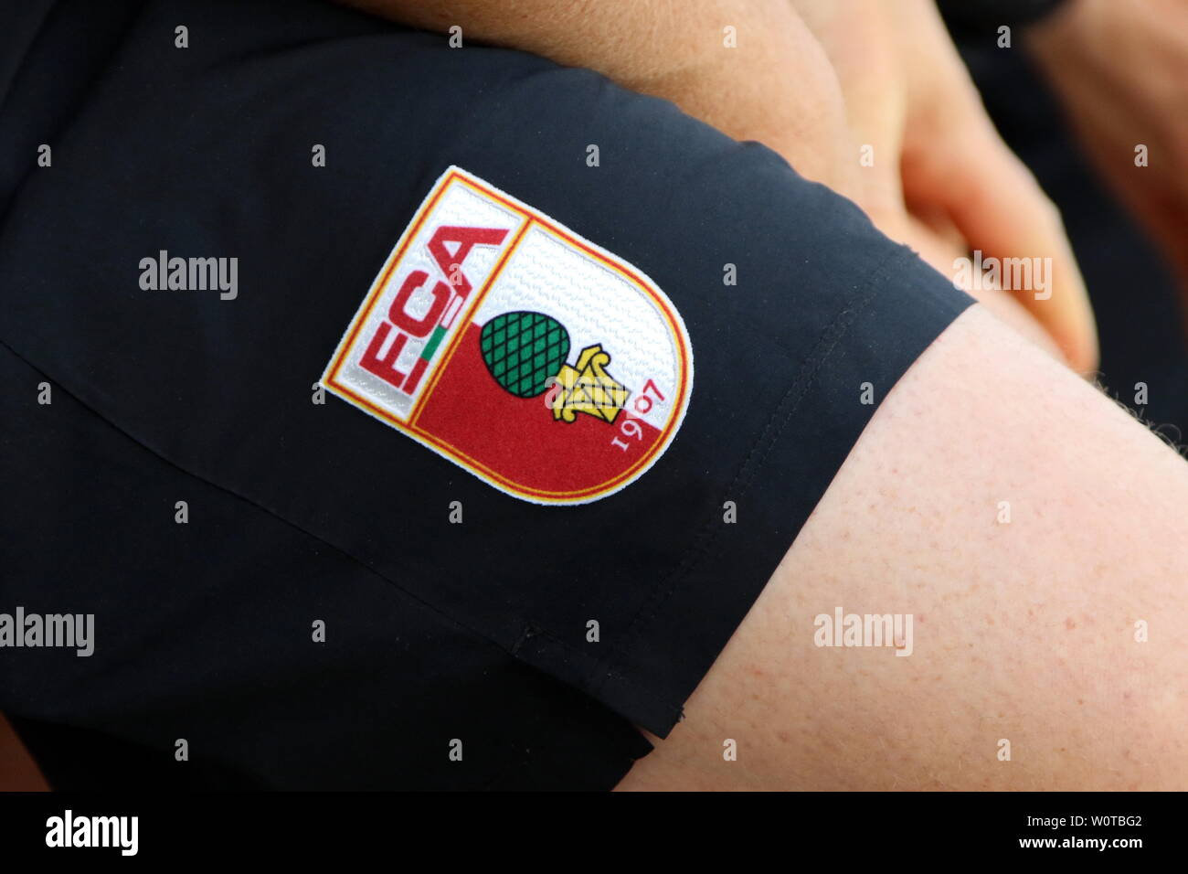 Fc augsburg logo -Fotos und -Bildmaterial in hoher Auflösung – Alamy