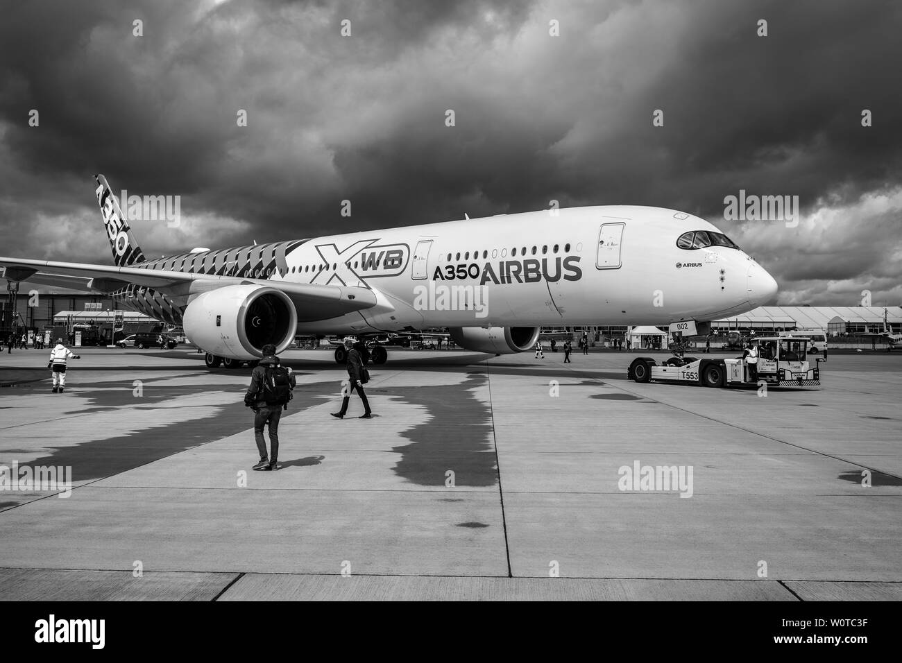 BERLIN, DEUTSCHLAND - 26 April 2018: Wide-body Jet Airliner Airbus A350 XWB auf dem Flugplatz. Schwarz und Weiß. Ausstellung die ILA Berlin Air Show 2018 Stockfoto