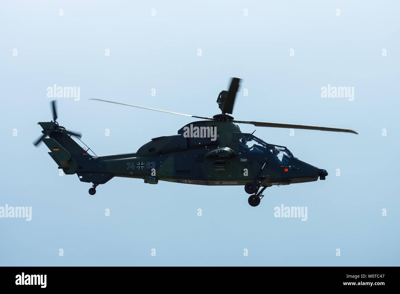 BERLIN, DEUTSCHLAND - 26 April 2018: Demonstration Flug des Kampfhubschraubers Eurocopter Tiger UHT. Die deutsche Luftwaffe. Ausstellung die ILA Berlin Air Show 2018 Stockfoto