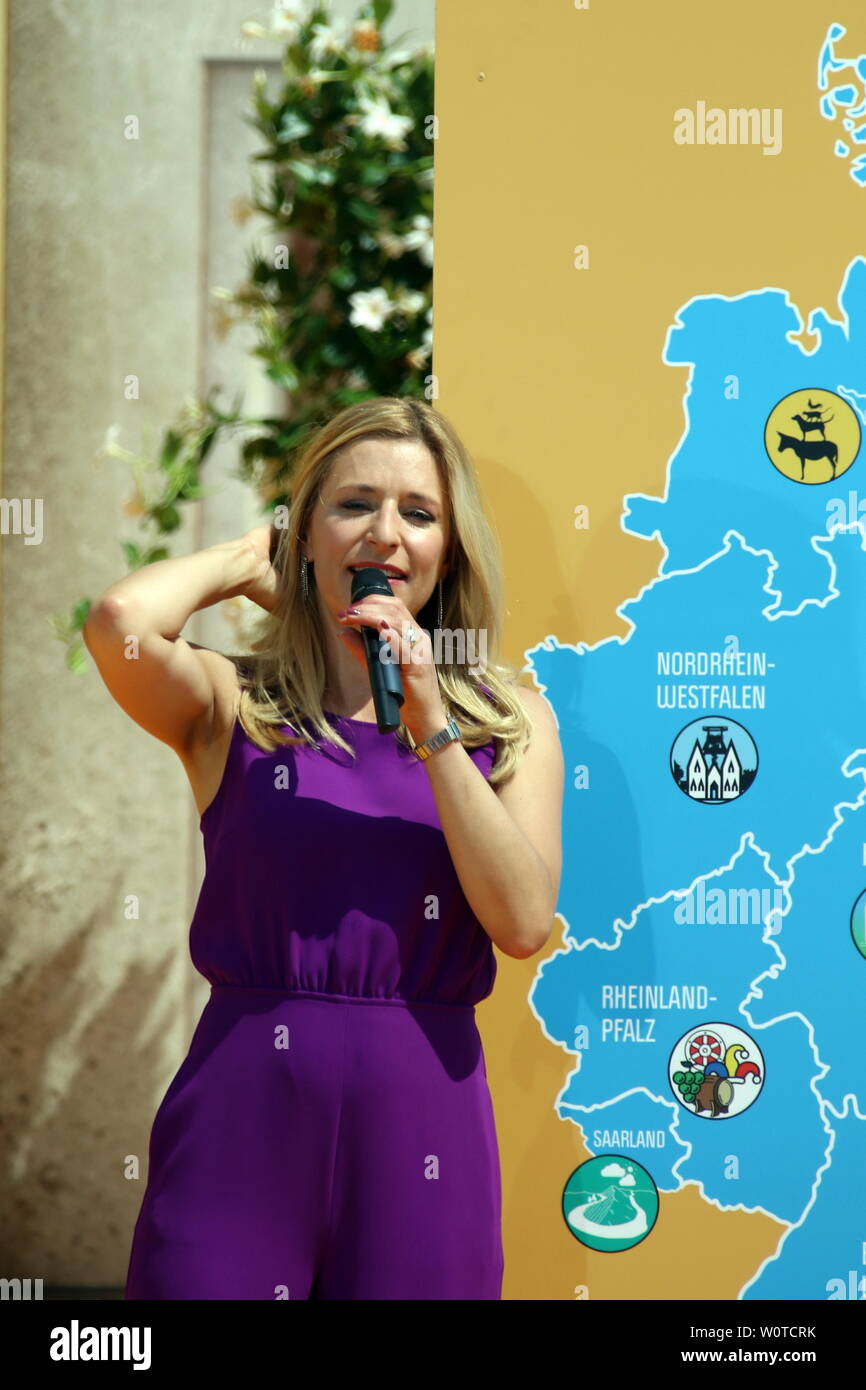 Stefanie Hertel (Sängerin) in der ARD-Sendung "Immer wieder Sonntags". Stockfoto