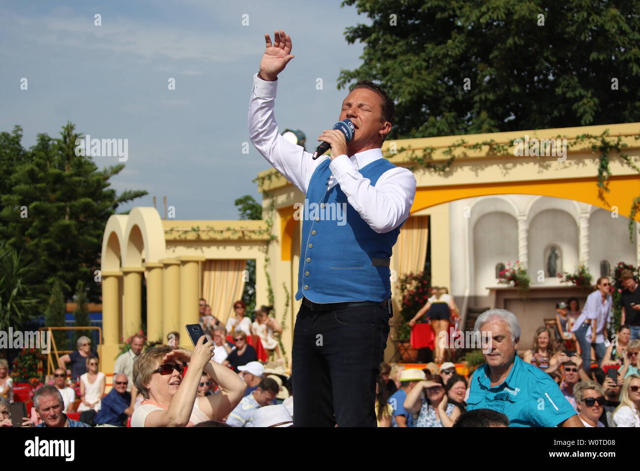 Stefan Mross beim Öffnen der ARD-Sendung "Immer wieder Sonntags". Stockfoto