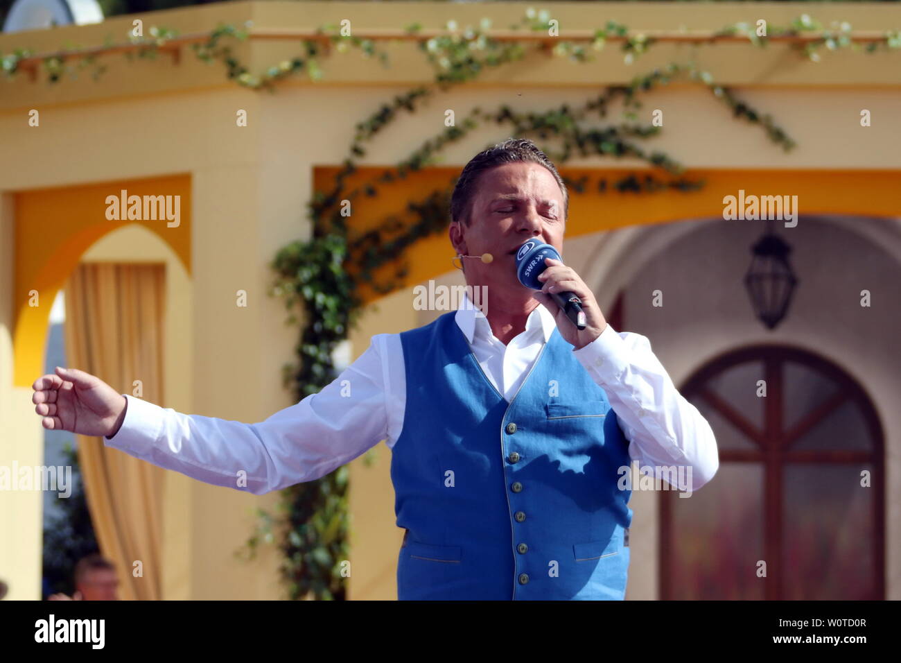 Stefan Mross beim Öffnen der ARD-Sendung "Immer wieder Sonntags". Stockfoto