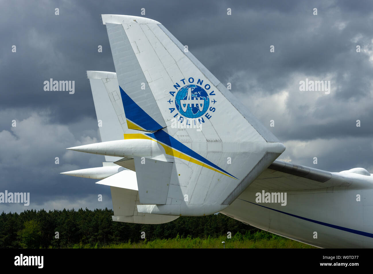 BERLIN - April 26, 2018: Twin Tail der strategischen Lufttransport Frachtflugzeug Antonov An-225 Mriya. Close-up. Ausstellung die ILA Berlin Air Show 2018 Stockfoto