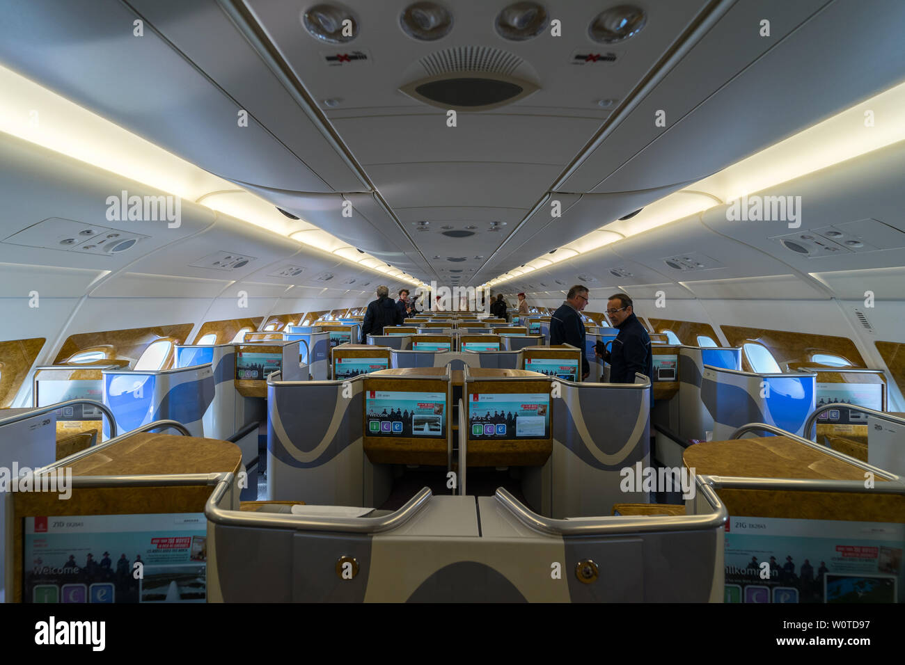 BERLIN - April 26, 2018: in der Business Class der größten Flugzeug der Welt Airbus A380. Emirates Airline. Ausstellung die ILA Berlin Air Show 2018 Stockfoto