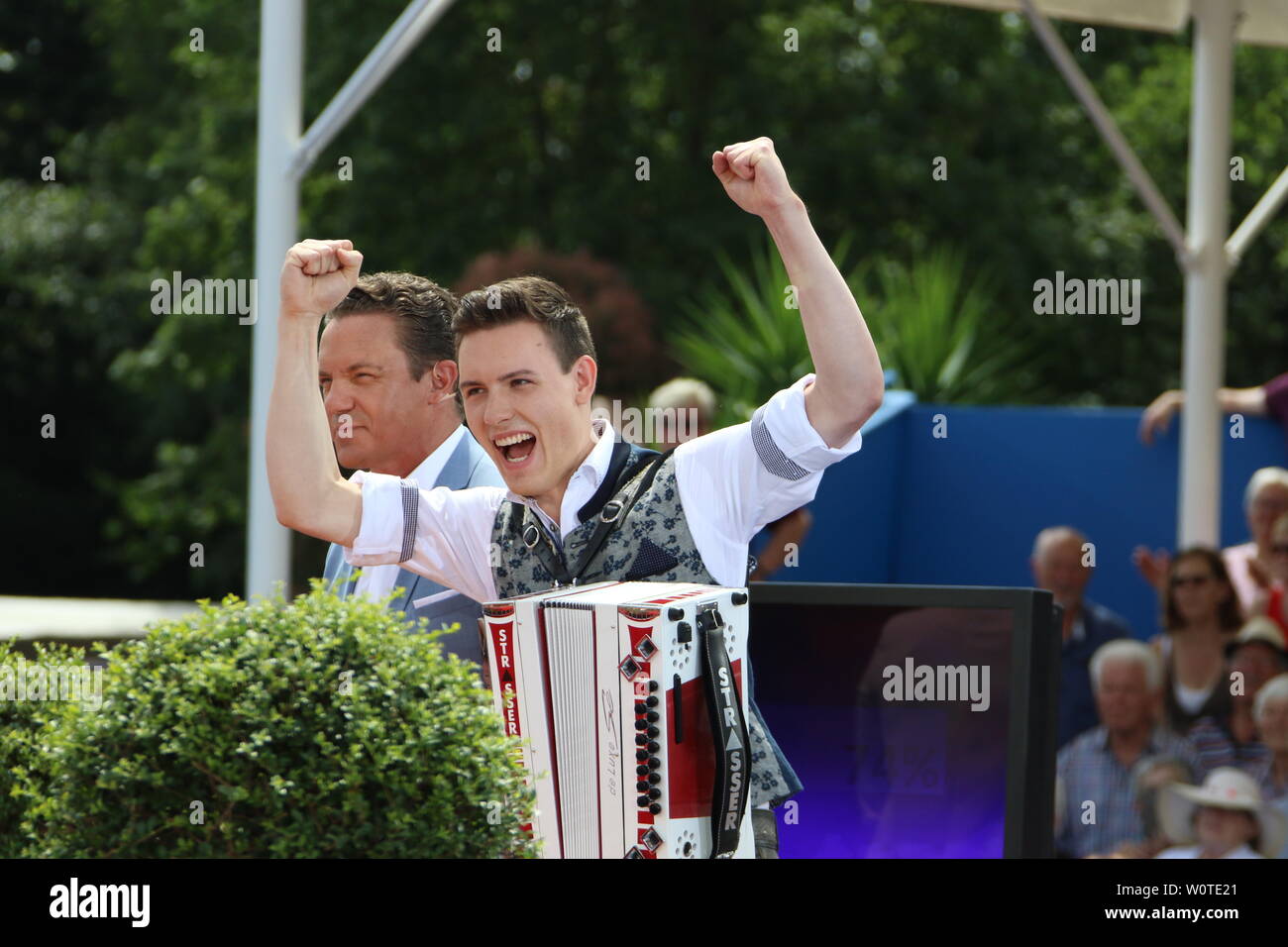 In qualität Tagessieger beim Sommerhitkönig: Simon Wild mit Handharmonika in der ARD-Sendung 2. Folge 2018 "Immer wieder Sonntags" Stockfoto