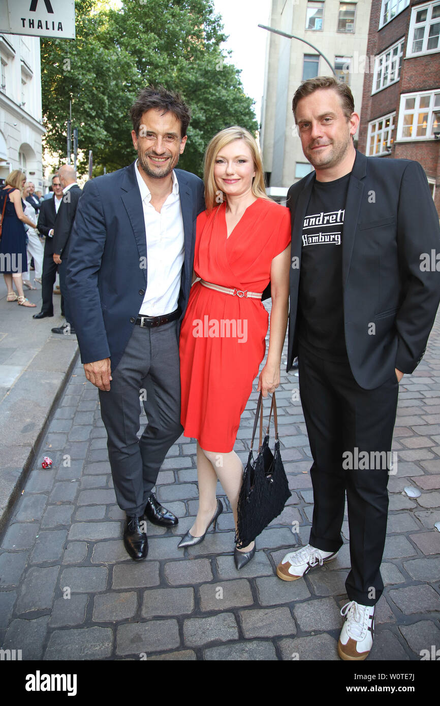 Sebastian Bezzel und Ehefrau Johanna-Christine Gehlen und Oliver Mommsen, Verleihung des Studio Hamburg Nachwuchspreis 2018 aus dem Thalia Theater, Hamburg, 06.06.2018 Stockfoto