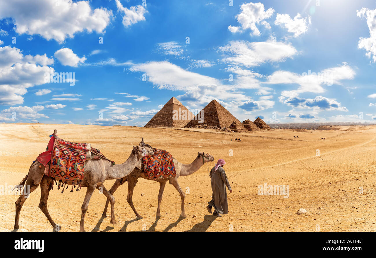 Die Beduinen in der Wüste in der Nähe der Pyramiden von Ägypten. Stockfoto