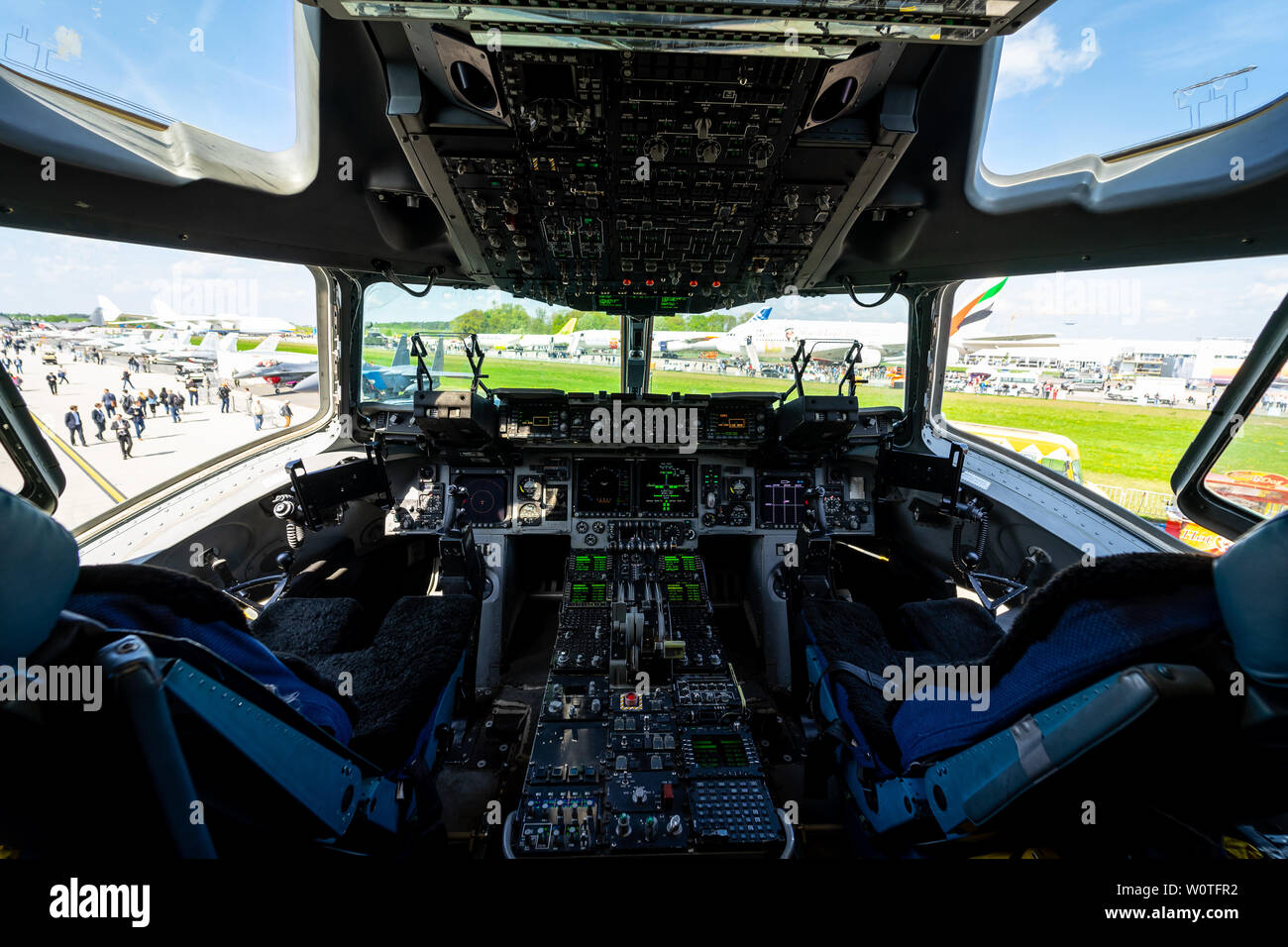 BERLIN - April 27, 2018: Cockpit der strategischen und taktischen Transportflugzeugs Boeing C-17 Globemaster III. Ausstellung die ILA Berlin Air Show 2018 Stockfoto