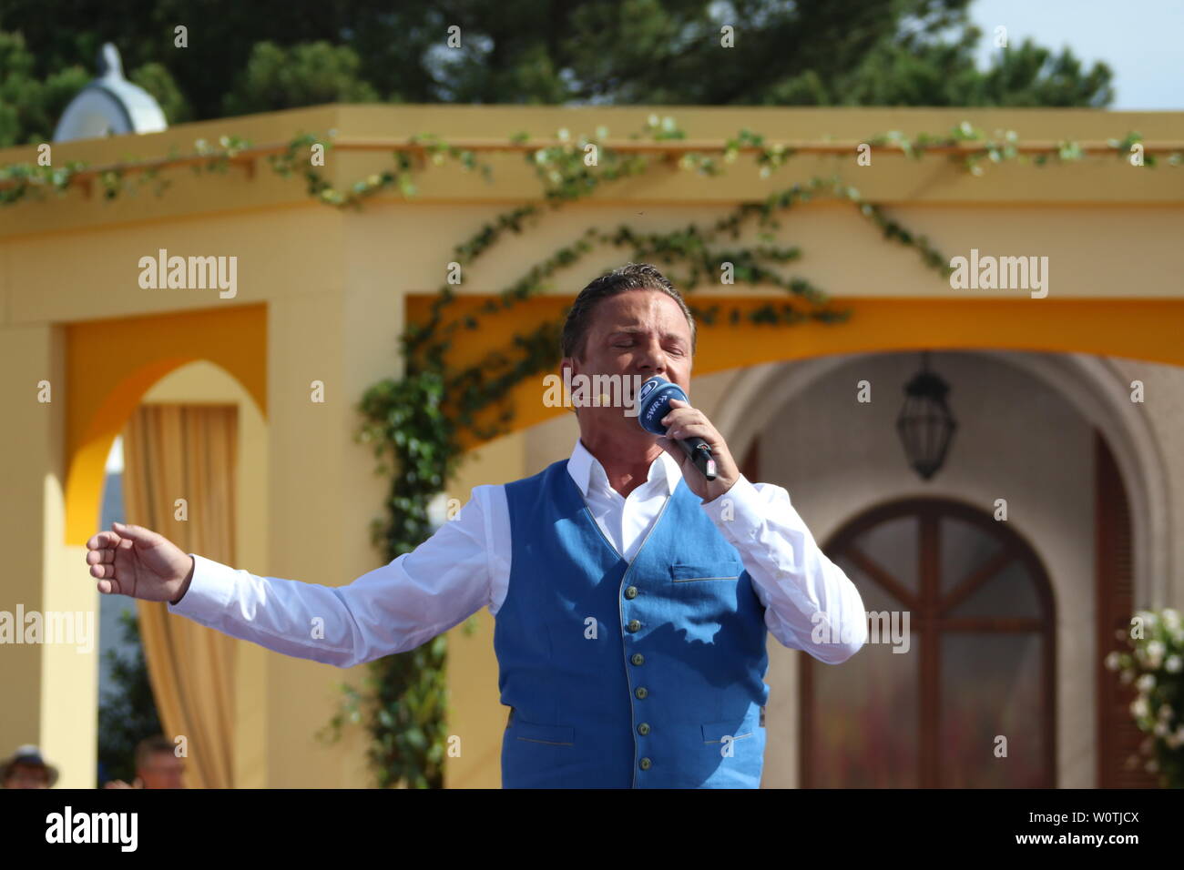 Stefan Mross beim Öffnen der ARD-Sendung "Immer wieder Sonntags". Stockfoto