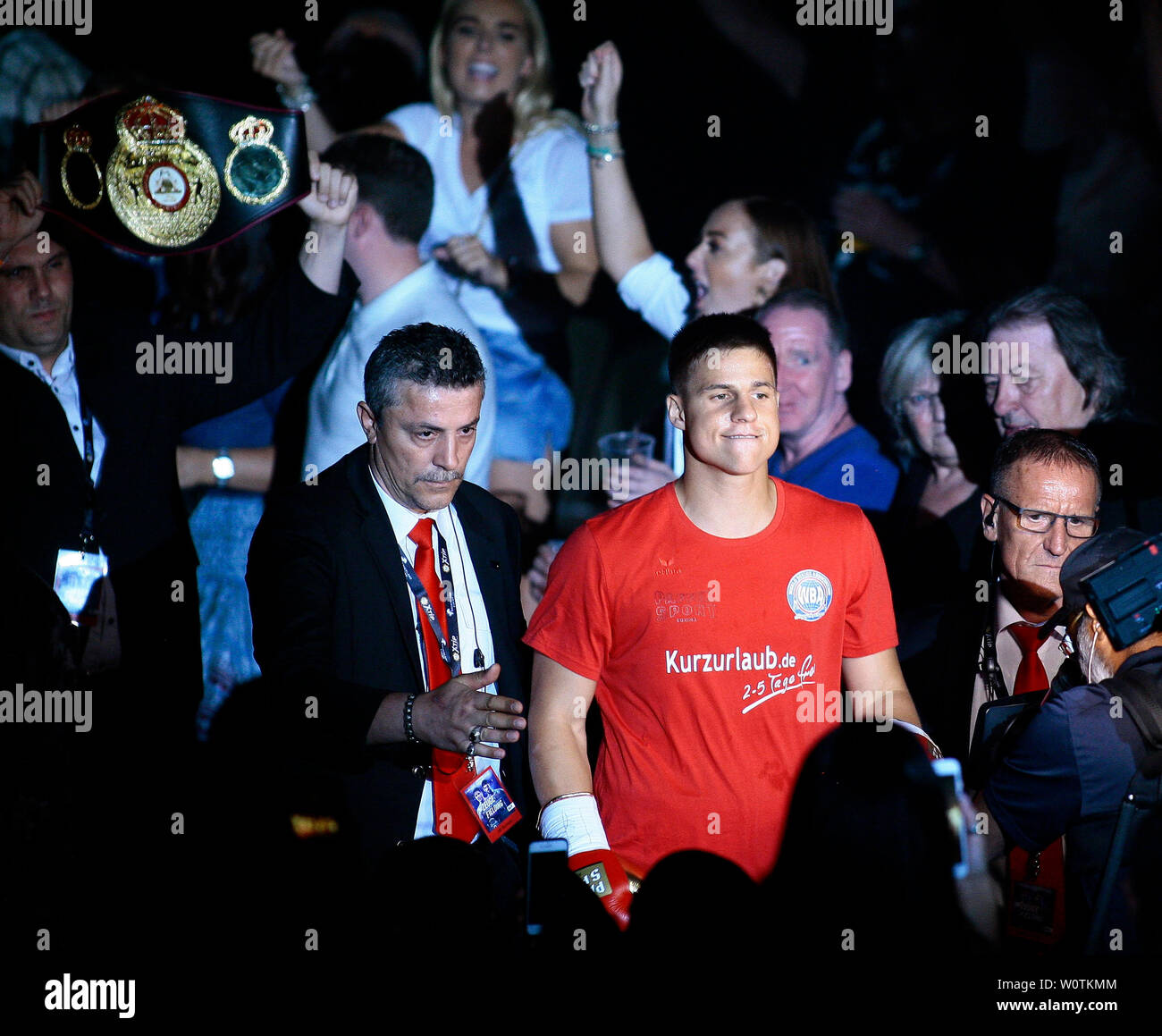 Profiboxen in Offenburg Welt 2018 Boxing Association World Super Mittelgewichttitel Tyron Zeuge (Berlin) Stockfoto