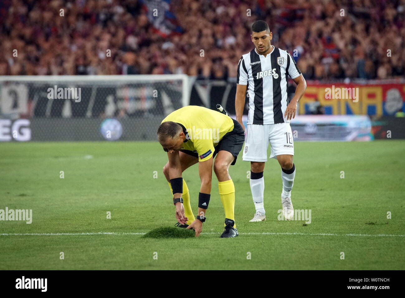 Schiedsrichter Paolo Valeri bei der Rasenkosmetik beim Fussball-CL: Quali 2018/19 - FC Basel - paok Saloniki Stockfoto