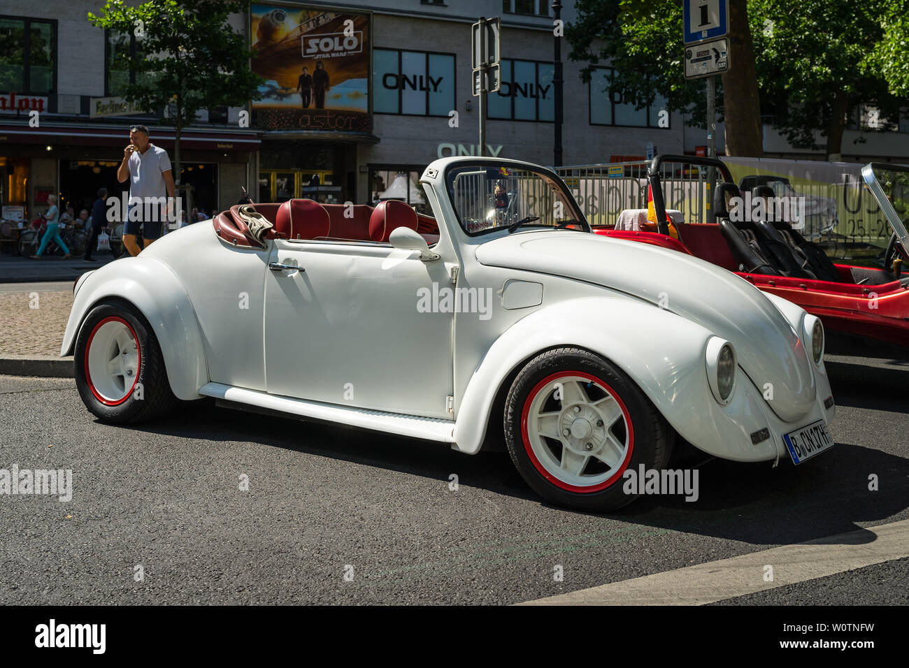 Berlin Juni 09 18 Kleinwagen Vw Kafer Cabrio Classic Days Berlin 18 Stockfotografie Alamy