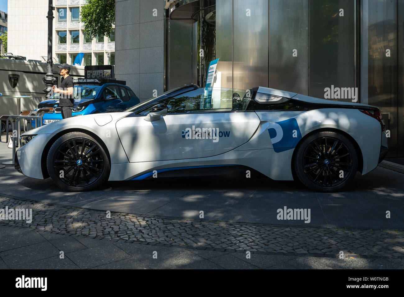 BERLIN - Juni 09, 2018: Showroom. Eine Plug-in-Hybrid Sportwagen BMW i8 Roadster. Stockfoto