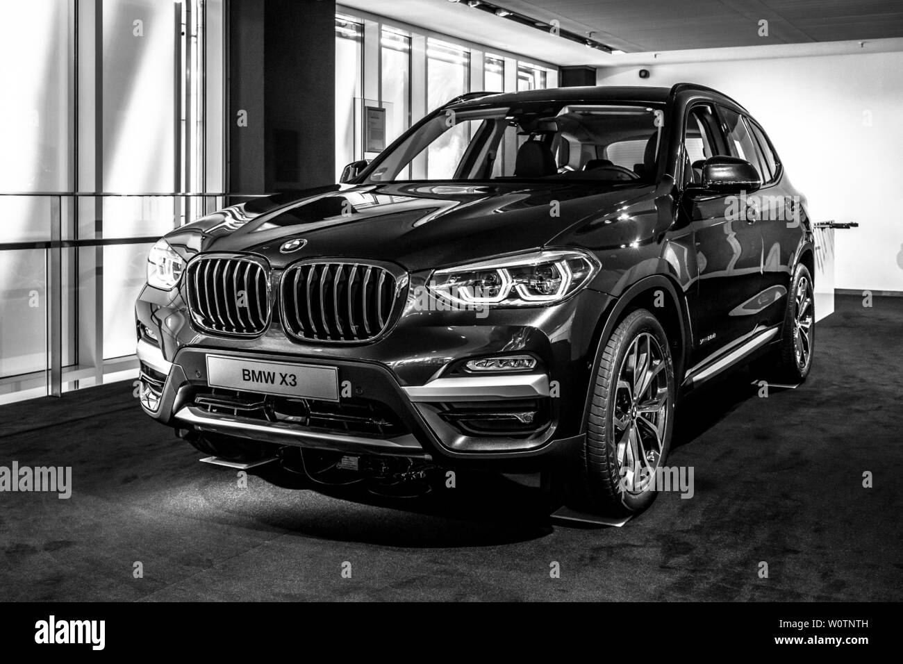 BERLIN - Juni 09, 2018: Showroom. Compact luxury Crossover-SUV BMW X3. Schwarz und Weiß. Stockfoto