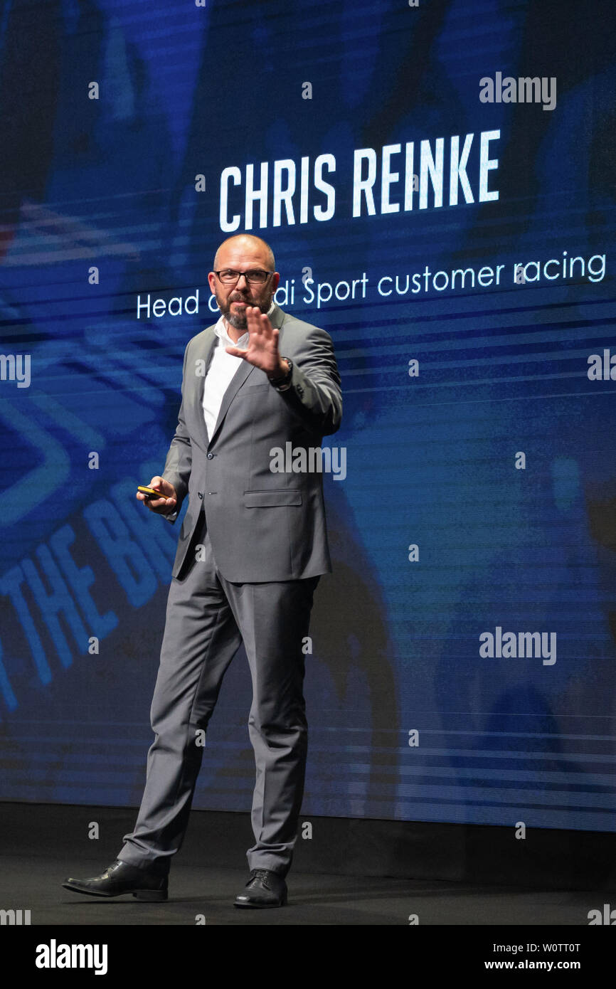 Heute, Chris Reinke "Leiter der Audi Sport Kunde Racing', offiziell die neue gamer Smartphone 'Ehre' Spielen der größten Smartphone der Welt Gemeinschaft und führenden e-commerce Marke in Deutschland auf der IFA Launch bei Rubin Ballsaal, Andel's in Wien Haus Berlin. Stockfoto