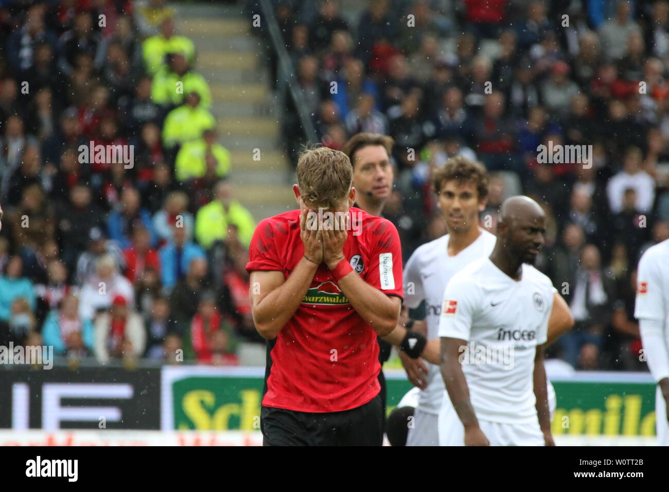 Florian Niederlechner (Freiburg) bei der 0:2 Niederlage, 1. BL: 18-19: 1. Sptg. - SC Freiburg gegen Eintracht Frankfurt DFL-Bestimmungen verbieten die Verwendung von Fotografien als BILDSEQUENZEN UND/ODER QUASI-VIDEO Foto: Joachim Hahne Stockfoto