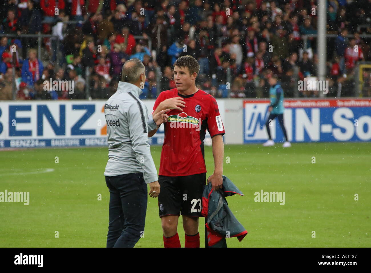 Trainer Adolf Adi Huetter (Eintracht Frankfurt) und Dominique Heintz (Freiburg) unterhalten sich über die kuriose Szene vor dem 0:2, 1. BL: 18-19: 1. Sptg. - SC Freiburg gegen Eintracht Frankfurt DFL-Bestimmungen verbieten die Verwendung von Fotografien als BILDSEQUENZEN UND/ODER QUASI-VIDEO Foto: Joachim Hahne Stockfoto