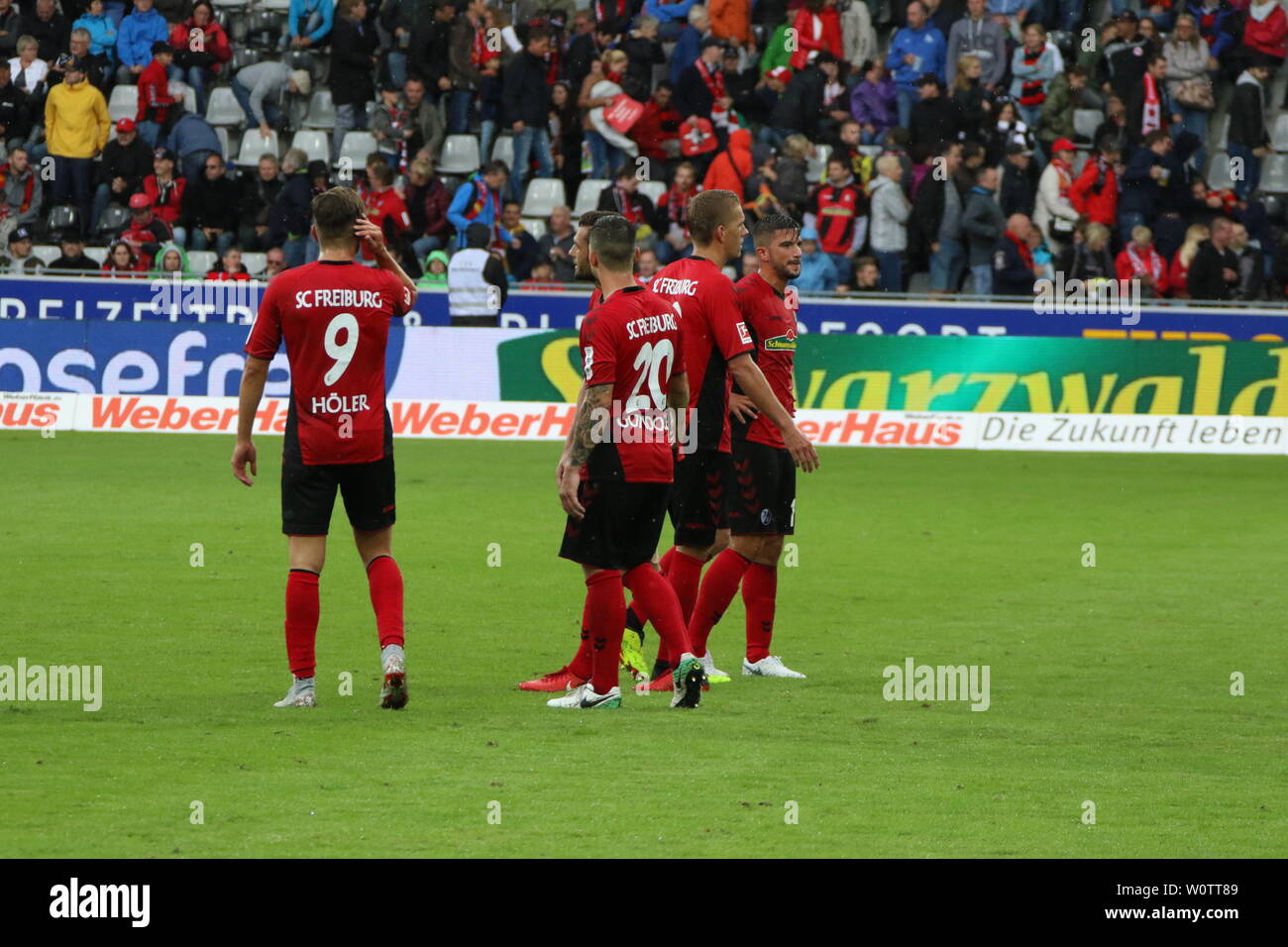 Enttaeuschte Freiburger Vorgängerbaues verspielte nach der 0:2-Heimpleite gegen Frankfurt, 1. BL: 18-19: 1. Sptg. - SC Freiburg gegen Eintracht Frankfurt DFL-Bestimmungen verbieten die Verwendung von Fotografien als BILDSEQUENZEN UND/ODER QUASI-VIDEO Foto: Joachim Hahne Stockfoto