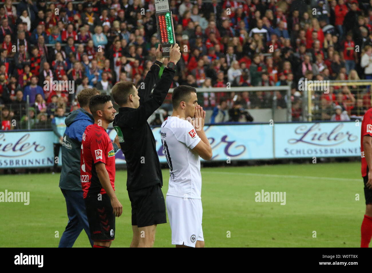 Kostic, Filip (Eintracht Frankfurt) bei seiner ersten Einwechslung, 1. BL: 18-19: 1. Sptg. - SC Freiburg gegen Eintracht Frankfurt DFL-Bestimmungen verbieten die Verwendung von Fotografien als BILDSEQUENZEN UND/ODER QUASI-VIDEO Foto: Joachim Hahne Stockfoto