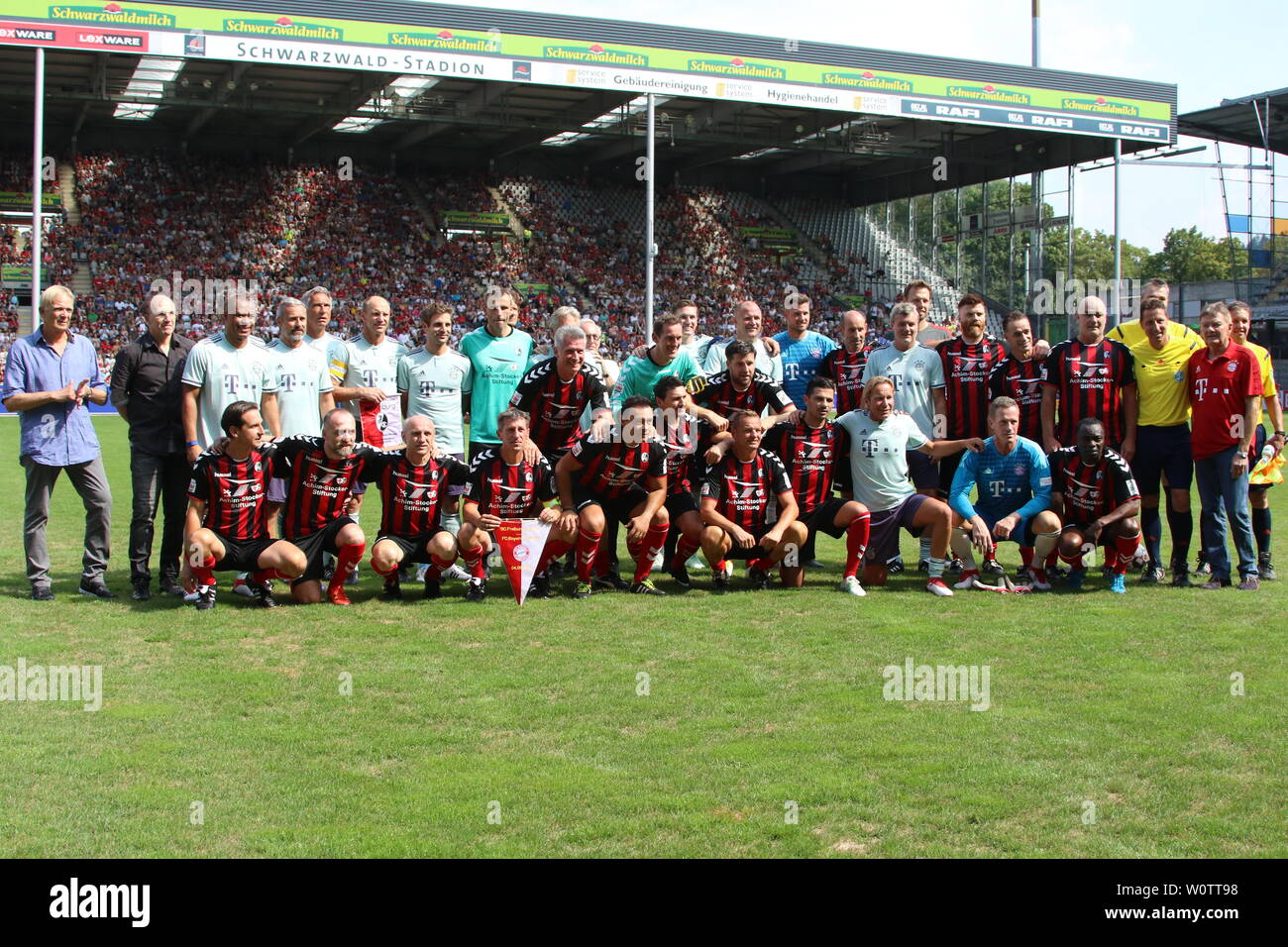 Traditionself des SC Freiburg und der FC Bayern München mit Trainer Volker Finke und Egon Coordes beim Jubilaeumsspiel SC Freiburg - FC Bayern Muenchen Sterben Stockfoto