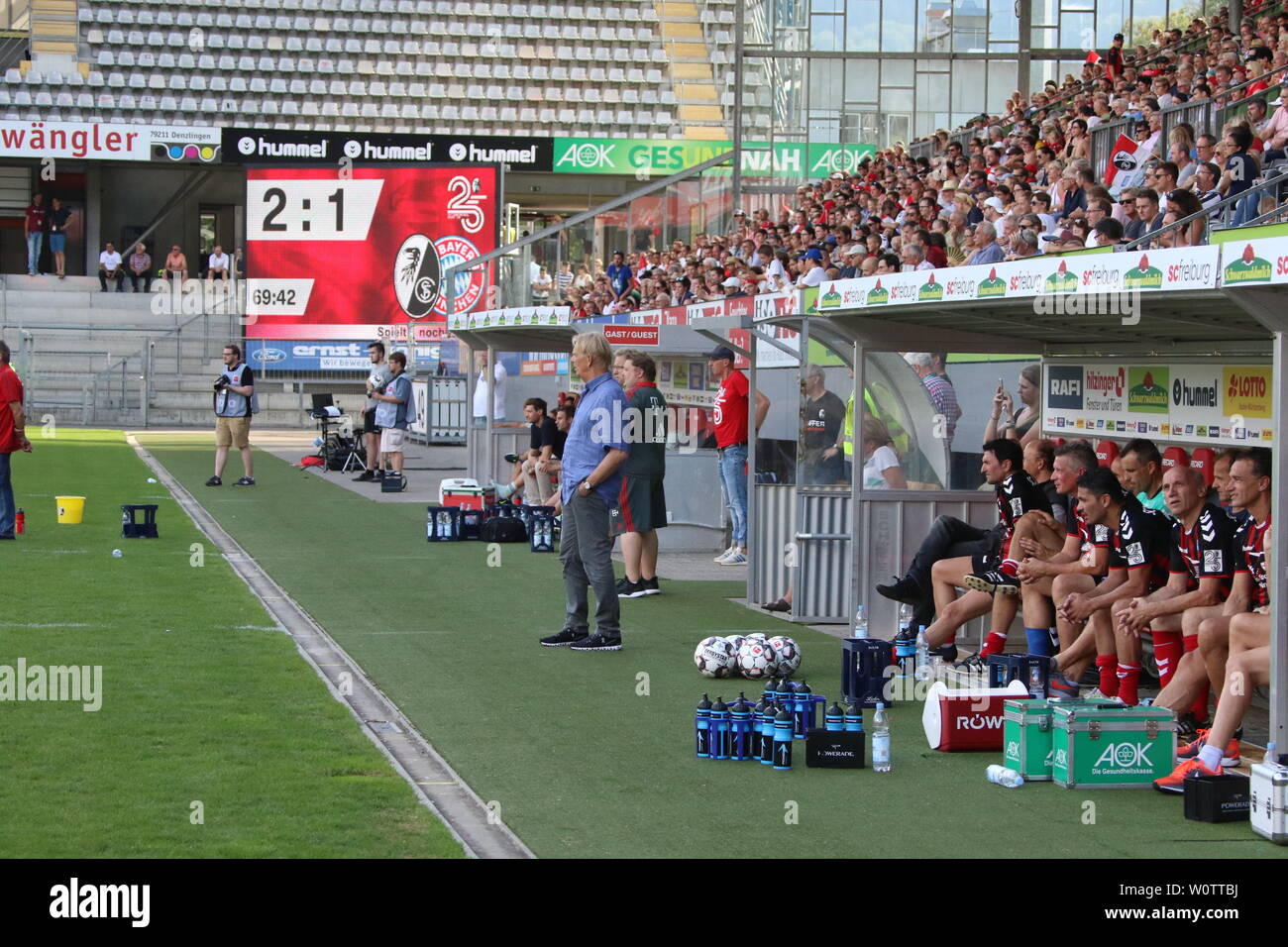 Trainer Volker Finke (SC Freiburg) vor großer Kulisse im Schwarzwaldstadion Jubilaeumsspiel SC Freiburg - FC Bayern München wieder an der Seitenlinie Stockfoto