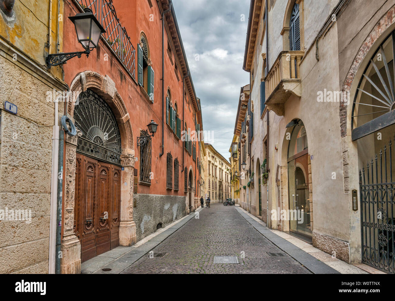 Via Oberdan, Straße im historischen Zentrum von Verona, Venetien, Italien Stockfoto