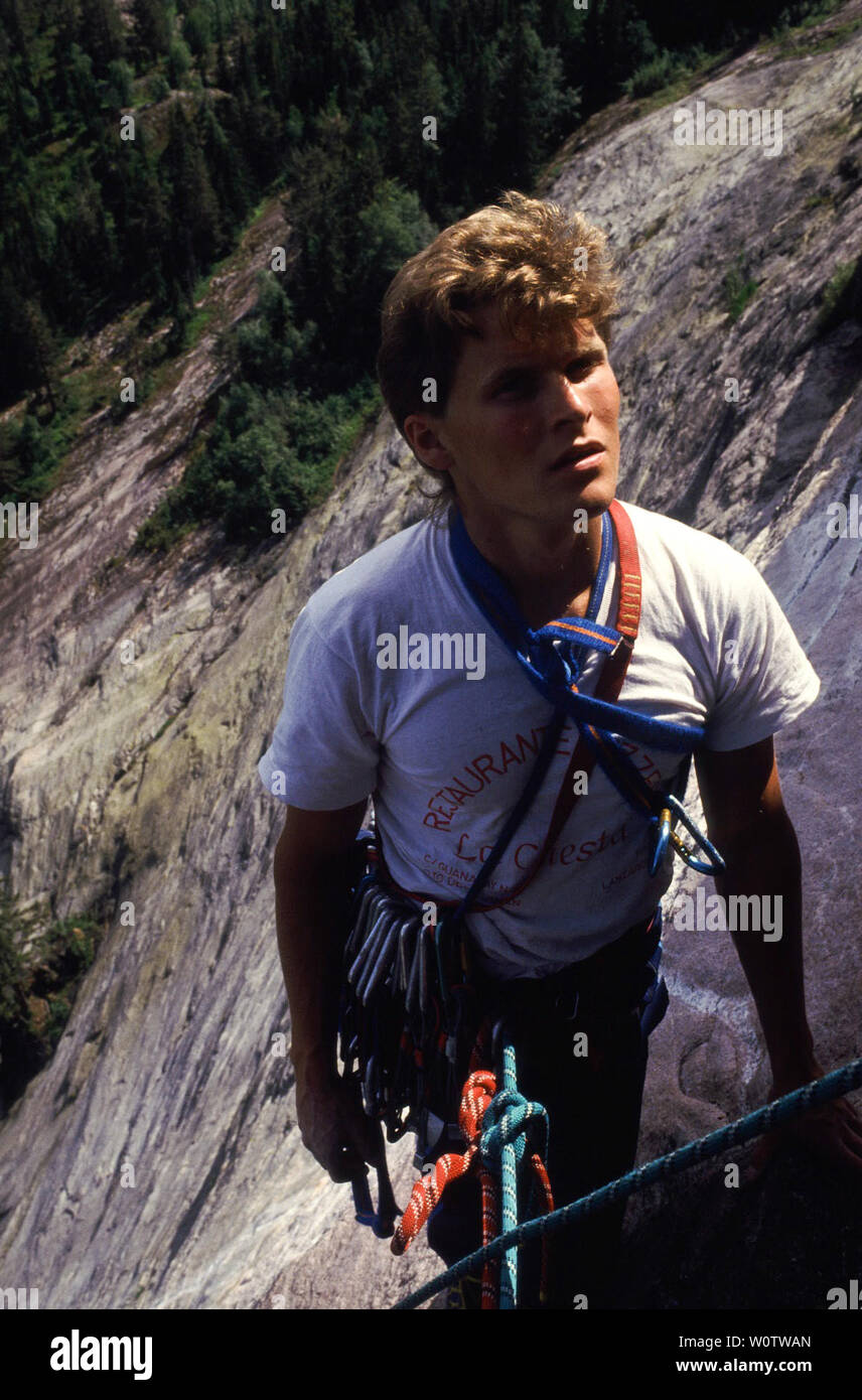 Outdoor-Fotograf und Bergsteiger Øyvind Martinsen, damals 23 Jahre, auf der Route „den hvite stripa“ auf dem Berg Andersnatten in Nedre Eggedal, Sigdal kommune, Buskerud, Norwegen. Juni 1988. Stockfoto