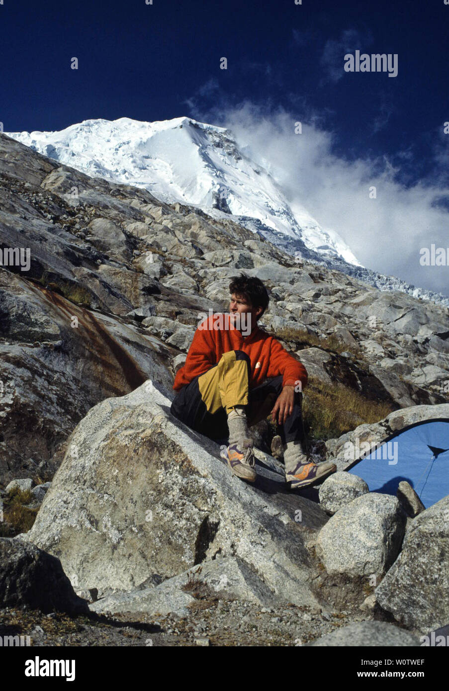 Outdoor Fotograf Øyvind Martinsen unter dem höchsten Berg in Peru, Huascaran, 6768 m. Juli, 1992. Stockfoto