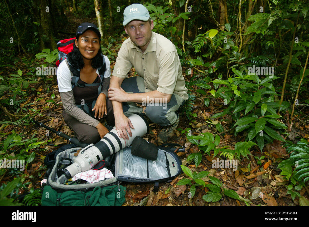 Die outdoor Fotografen Zizza Gordon und Øyvind Martinsen im Regenwald am Cerro Pirre in Der Darien Nationalpark, Republik Panama. März, 2008. Stockfoto
