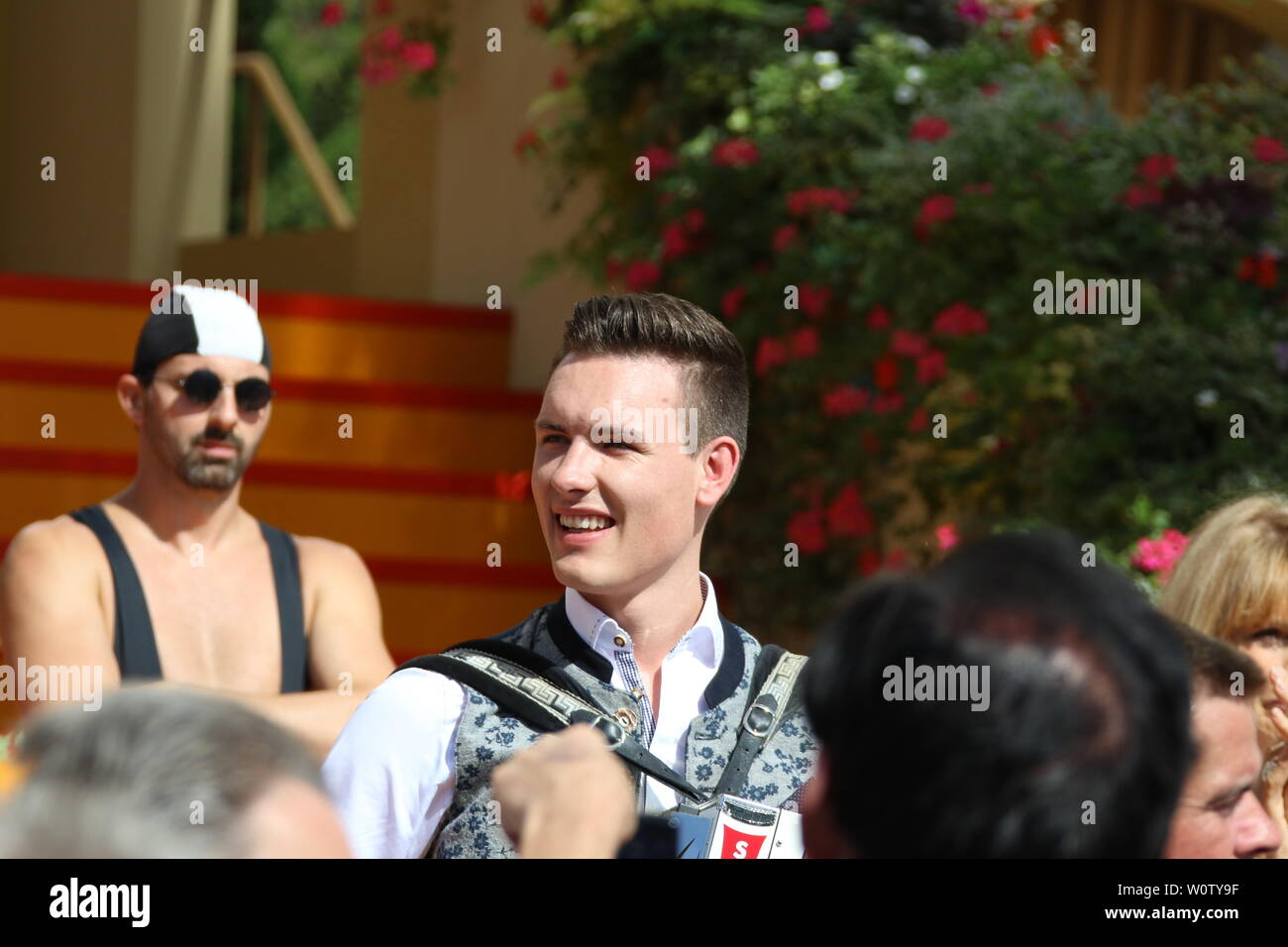 Enttaeuscht: Simon Wild (Sommerhit Koenig 2018) nur Zweiter in der ARD-Sendung 16. Folge 2018 "Immer wieder Sonntags" Stockfoto