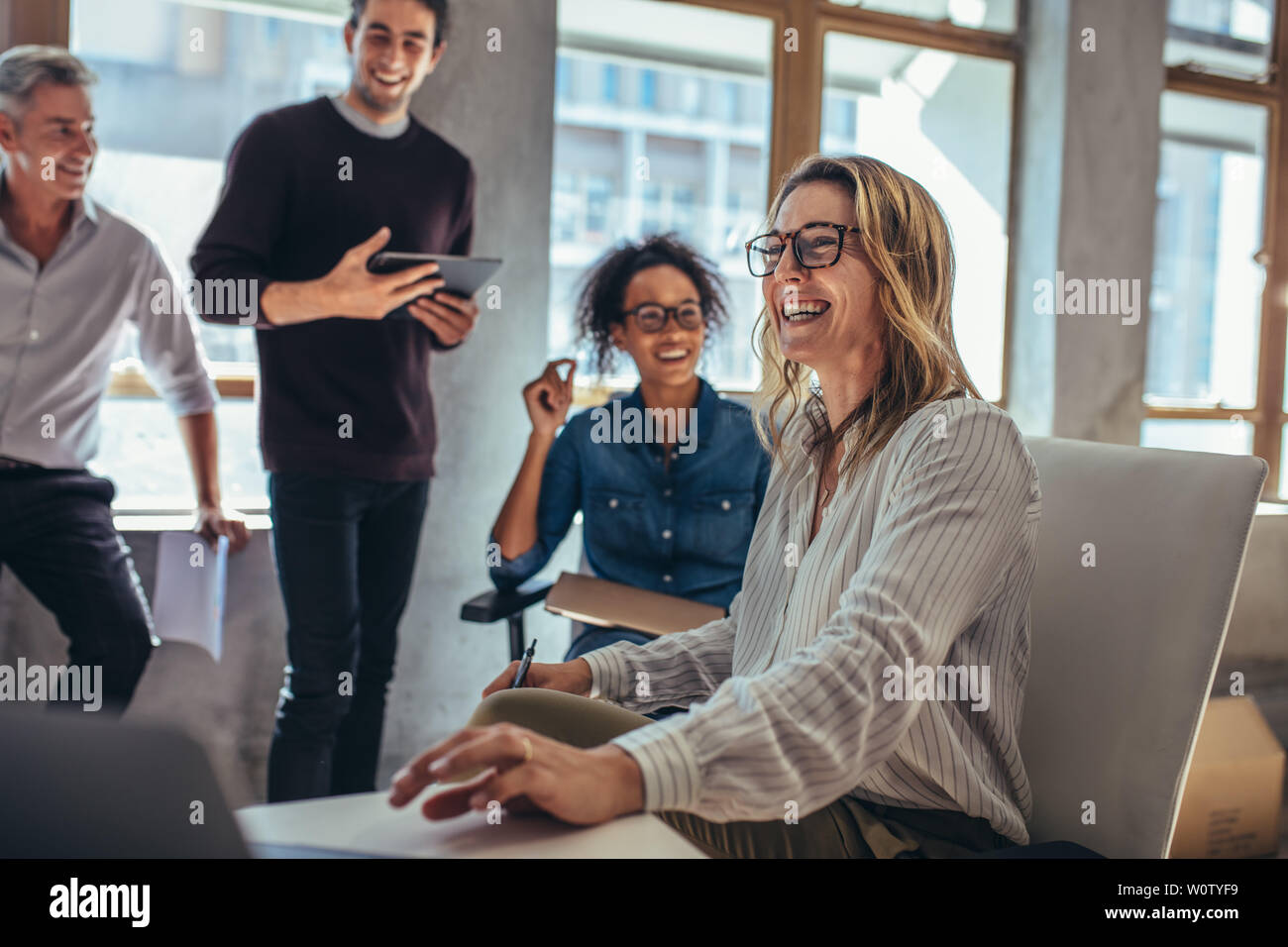 Fröhliches Business-Team während eines Meetings im Startup-Büro. Geschäftsgruppe lächelt während einer Projektbesprechung. Stockfoto