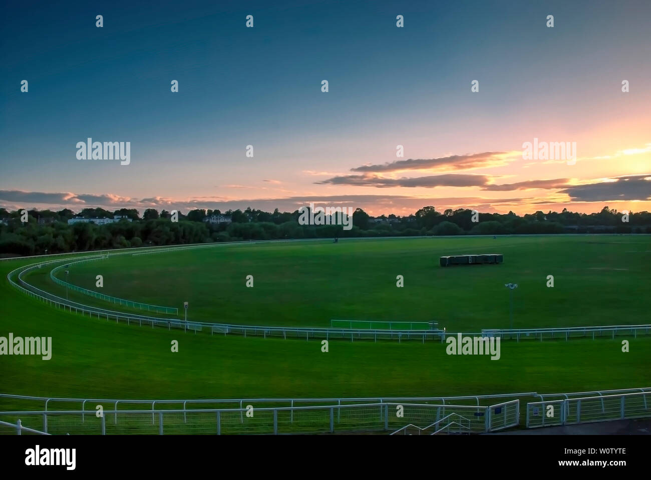 Sonnenuntergang über die Rennbahn von Chester (roodee) Stockfoto