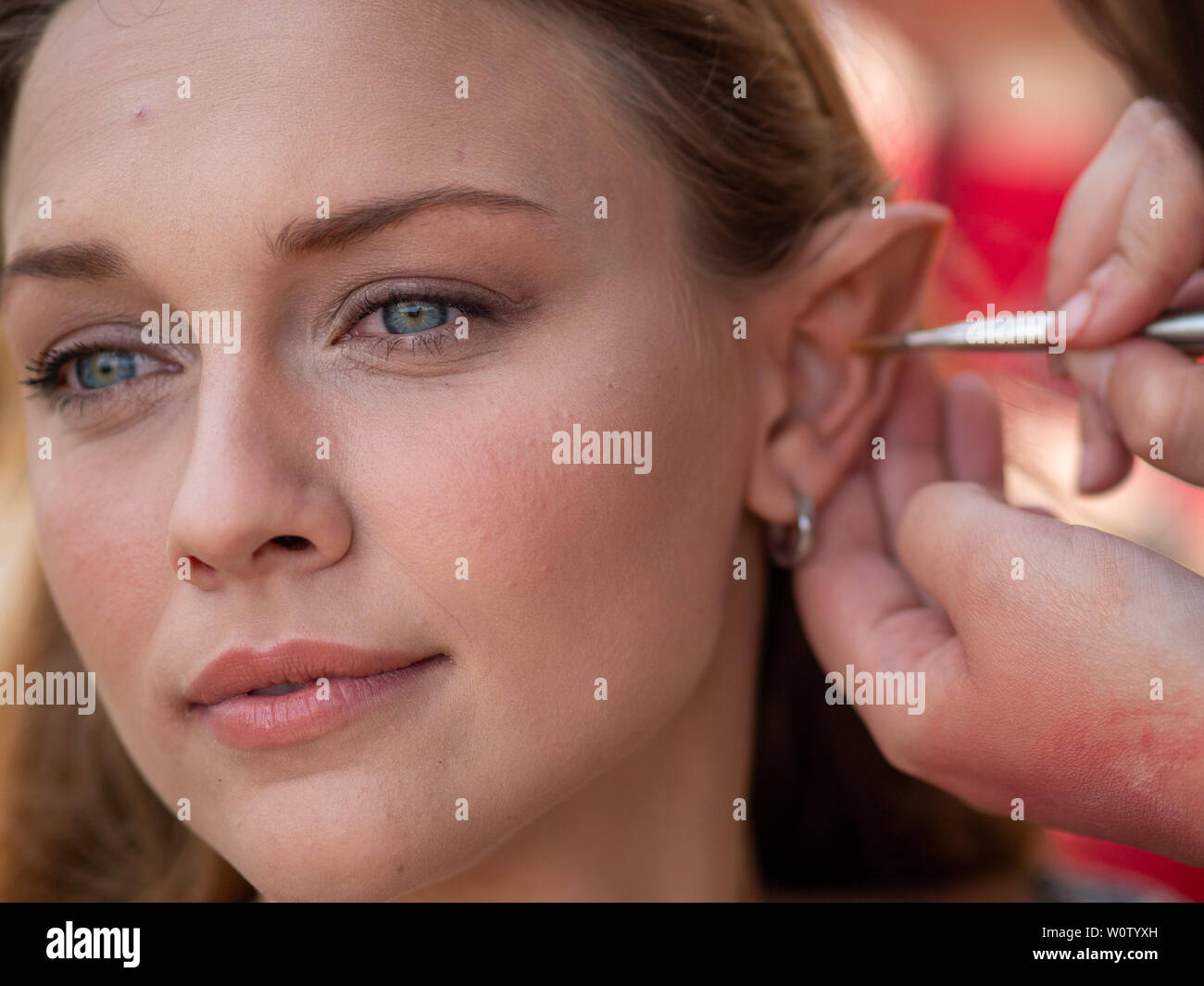 Make-up auf die Ohren zu einem Modell in eine Elfe zu drehen Stockfoto