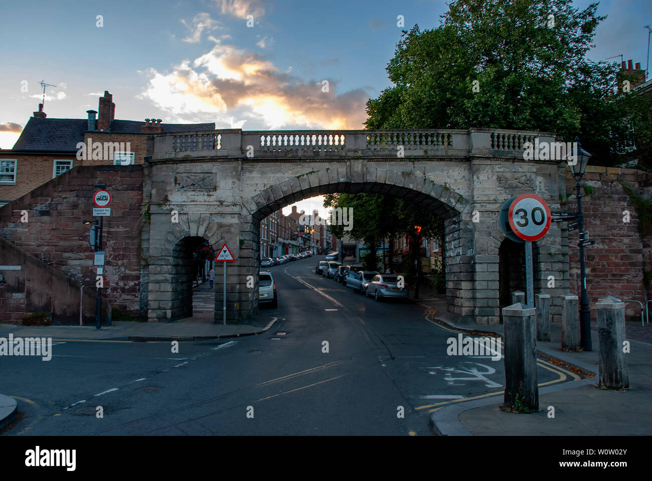 Bridgegate in Chester, UK bei Sonnenuntergang Stockfoto