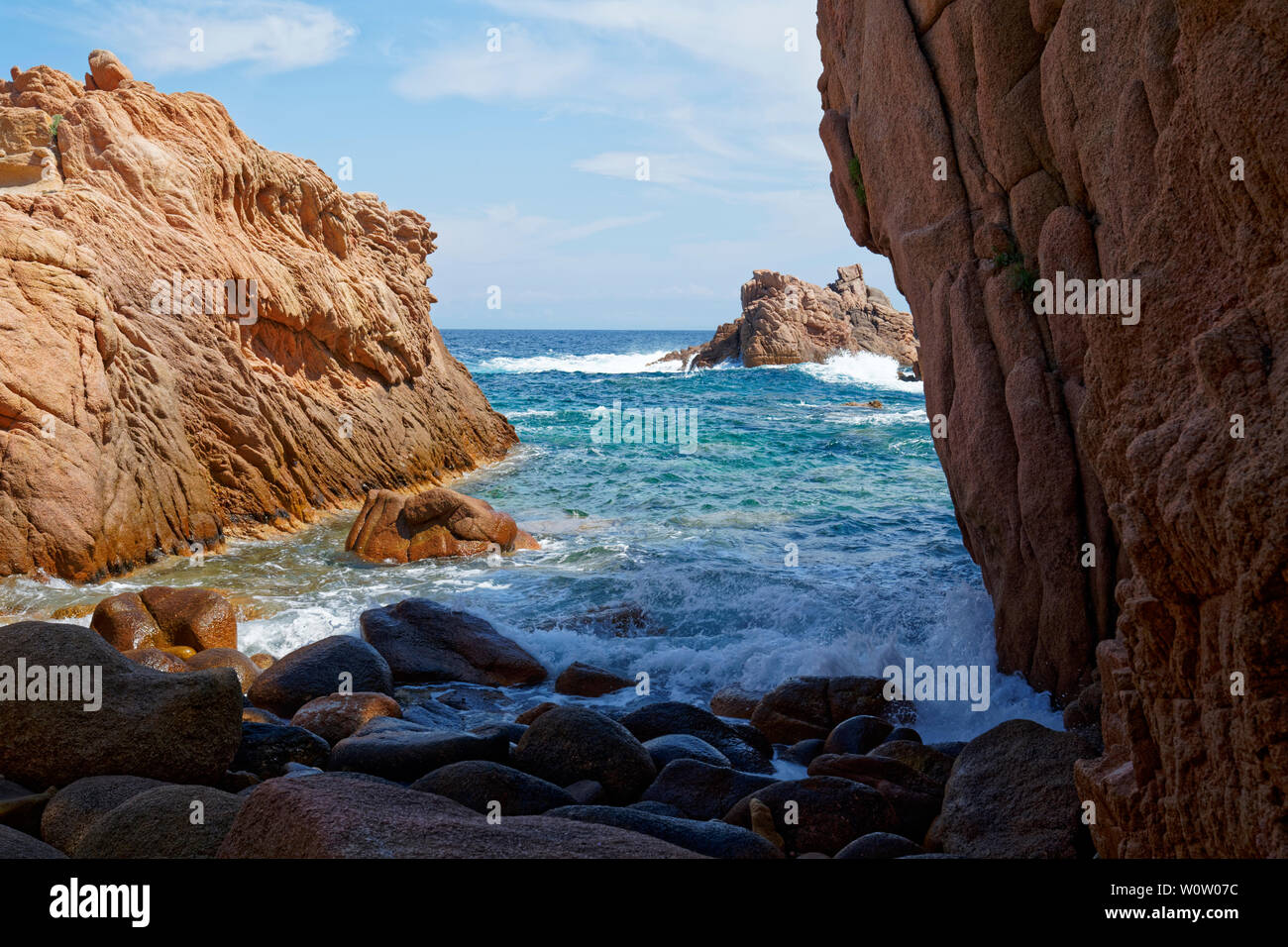 Red Rock Formation an einem Strand an der Costa Paradiso, Sardinien (Italien) mit türkisblauem Meer Stockfoto