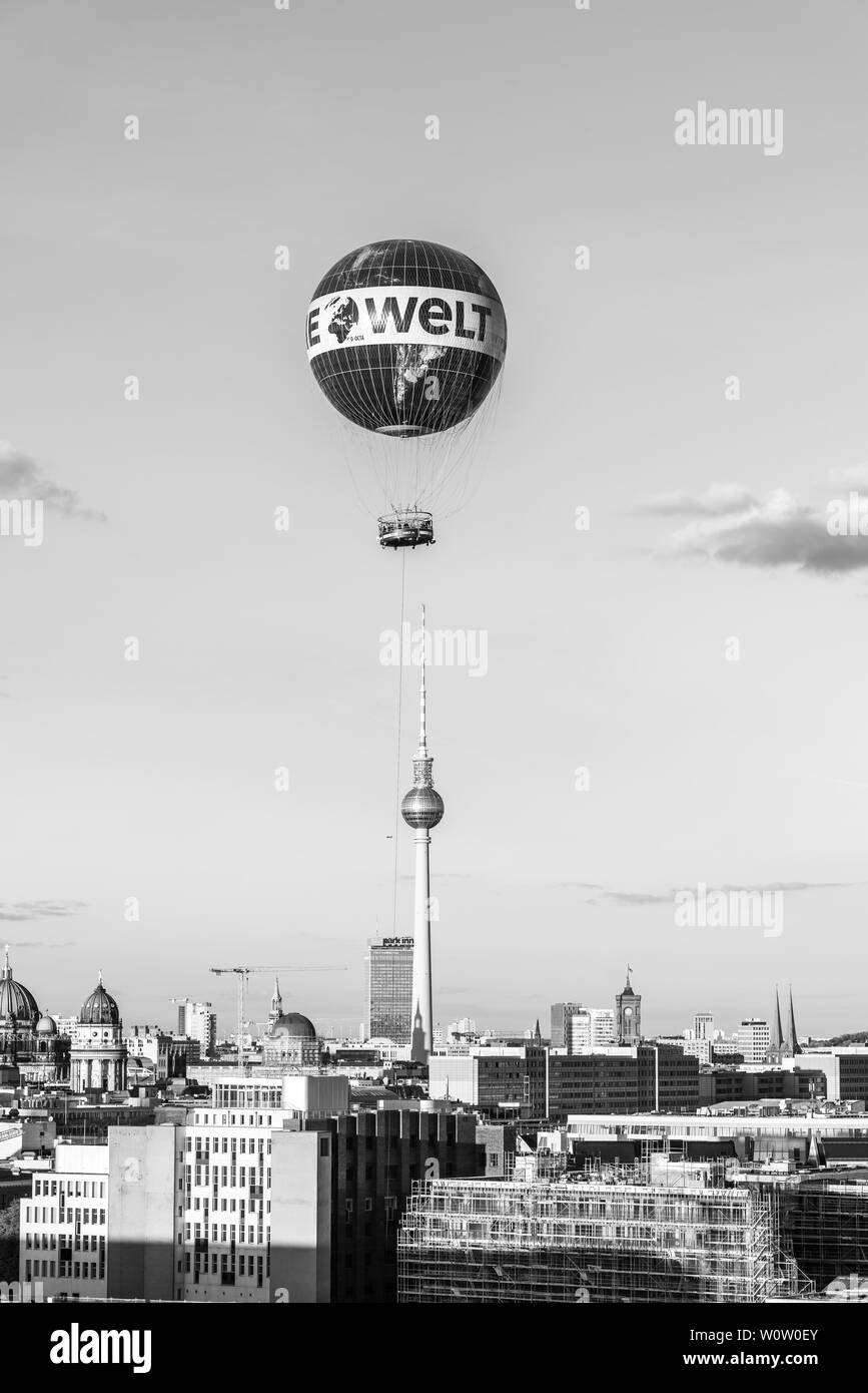 BERLIN, 29. September 2018: Im historischen Zentrum von Berlin und beliebte Unterhaltung unter den Touristen, Ballonfahrt über Berlin. Blick von der Höhe des Vogelflugs. Schwarz und Weiß. Stockfoto
