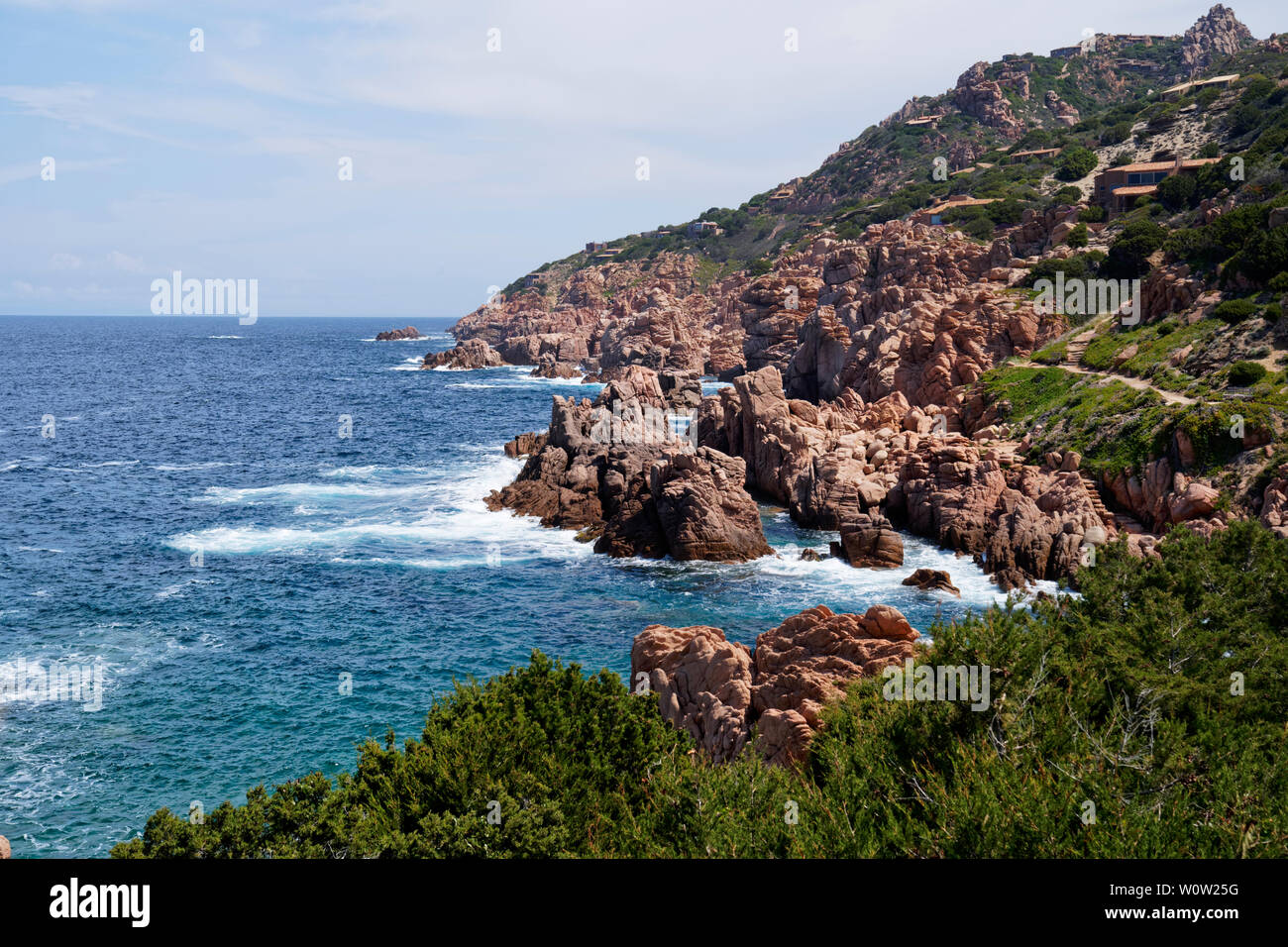 Red Rock Formation an einem Strand an der Costa Paradiso, Sardinien (Italien) mit türkisblauem Meer Stockfoto