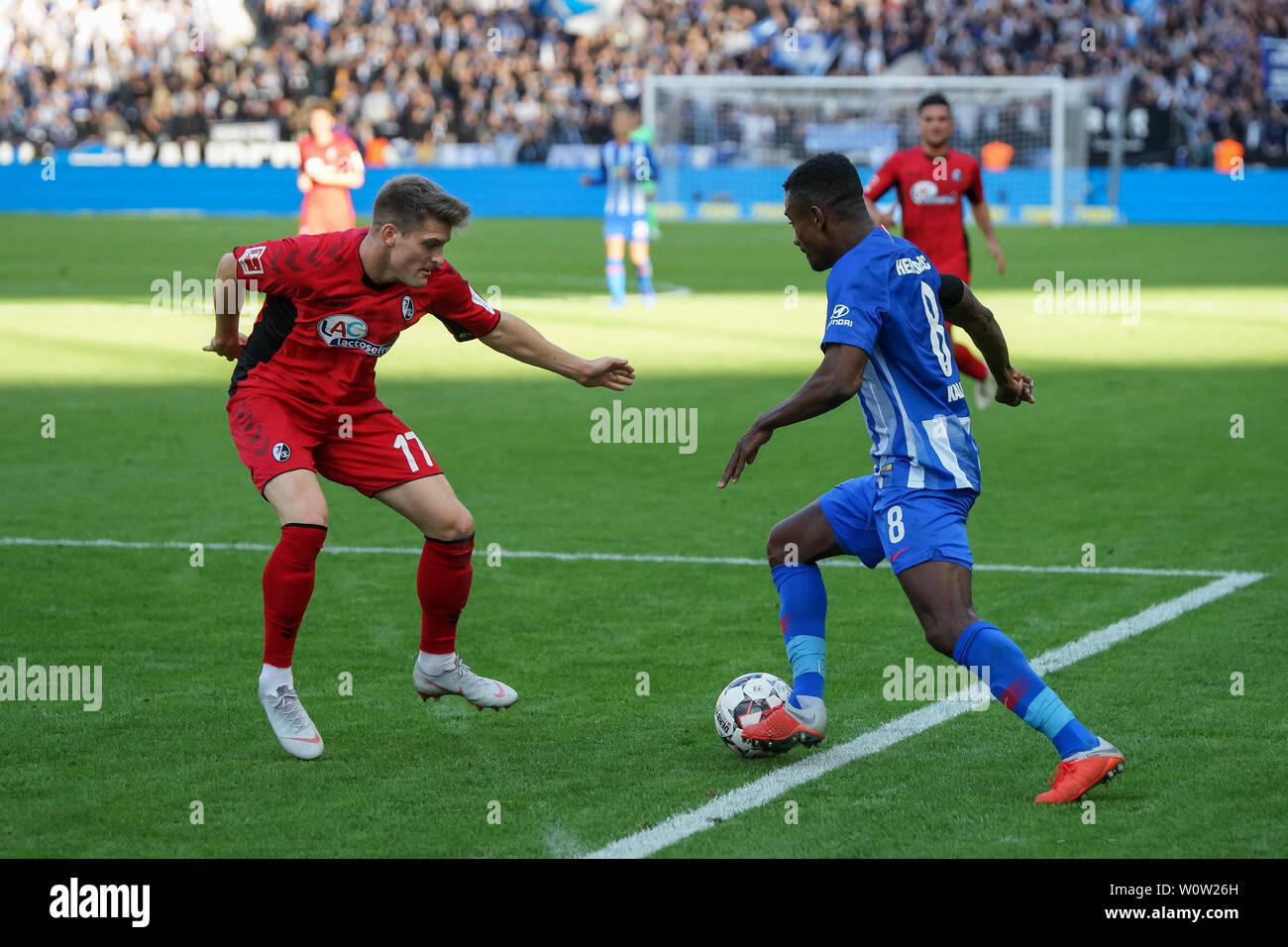 V. LI. im Zweikampf Lukas Kübler (Freiburg) vs Salomon Kalou (Hertha Berlin), 1. BL: 18-19: 8. Sptg. Hertha BSC Berlin vs SC Freiburg DFL-Bestimmungen verbieten die Verwendung von Fotografien als BILDSEQUENZEN UND/ODER QUASI-VIDEO Foto: Joachim Hahne/johapress Stockfoto