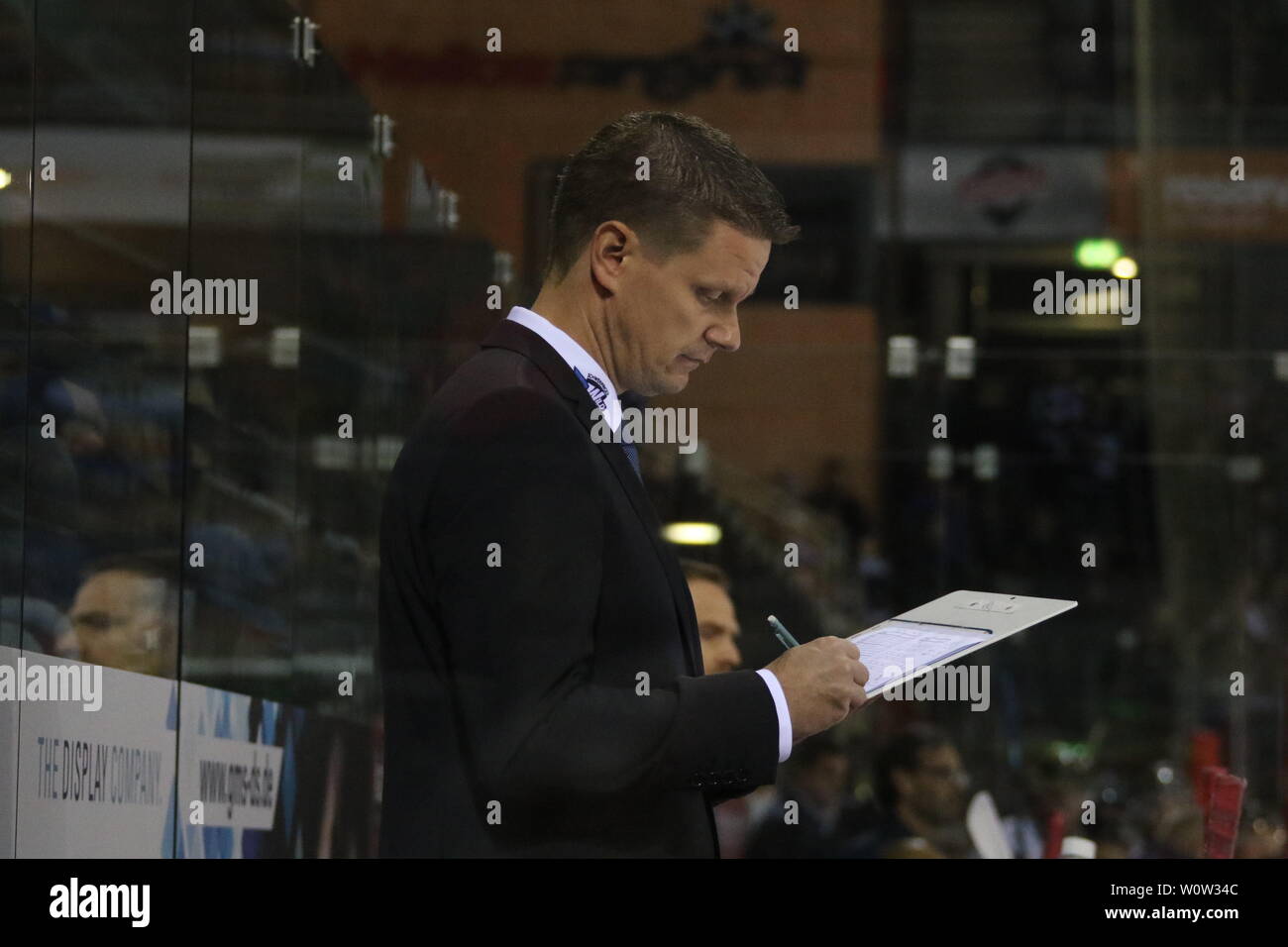 Hatte viel zu notieren: Petteri Vaekiparta (Co-Trainer Schwenninger Wild Wings), 16. Sptg. DEL 18-19: serc Wildwings vs Straubing Tigers Stockfoto