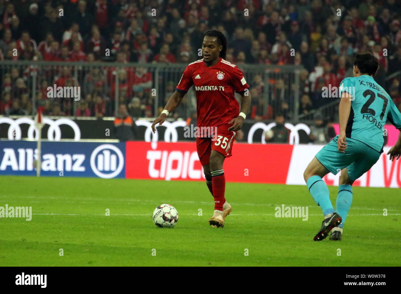 Renato Sanches (FC Bayern München) mit Kugel, gegen Nicolas Höfler (Freiburg), 1. BL: 18-19: 10. Sptg. - Bayern München gegen SC Freiburg DFL-Bestimmungen verbieten die Verwendung von Fotografien als BILDSEQUENZEN UND/ODER QUASI-VIDEO Foto: Joachim Hahne/johapress Stockfoto