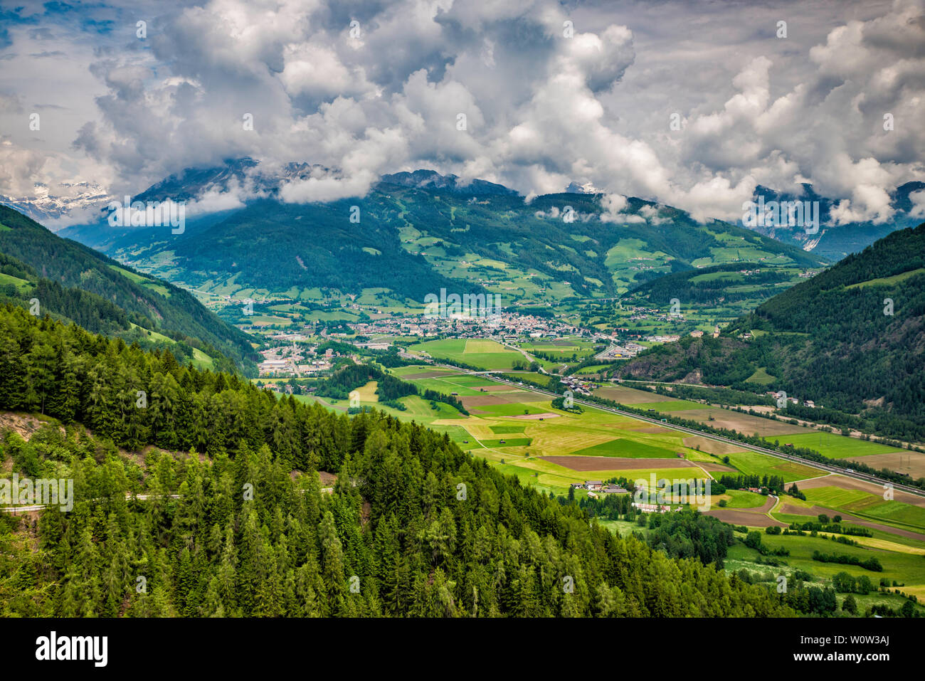 Sicht auf die Stadt von Sterzing (Vipiteno) im Eisacktal, von der Straße SS 508 in der Nähe von penserjoch (Passo Pennes), Sarntaler Alpen, Südtirol, Italien Stockfoto