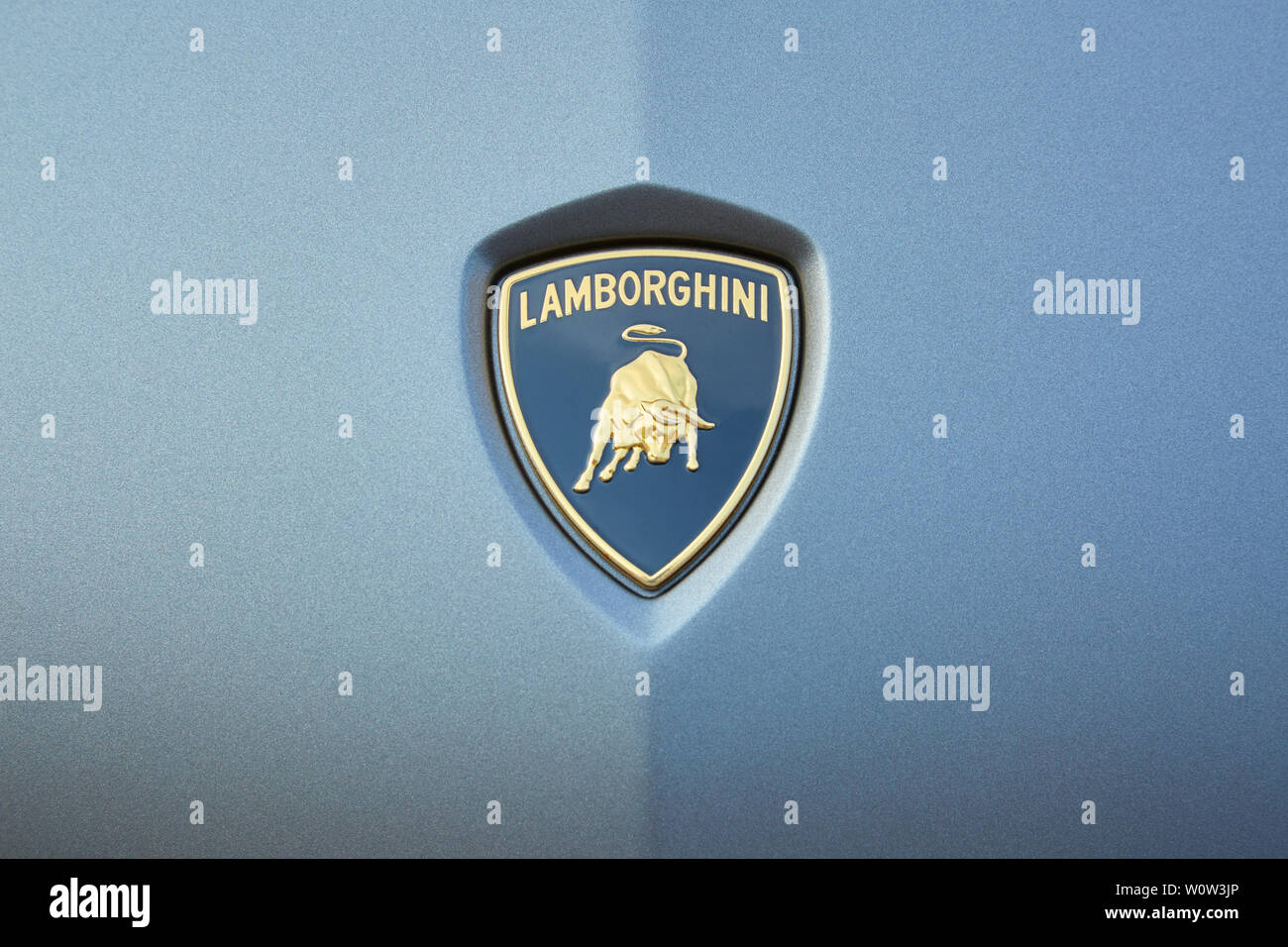 MONTE CARLO, MONACO - 19. AUGUST 2016: Lamborghini grau Luxury Car Logo mit der Goldenen Bulle in einem Sommertag in Monte Carlo, Monaco. Stockfoto