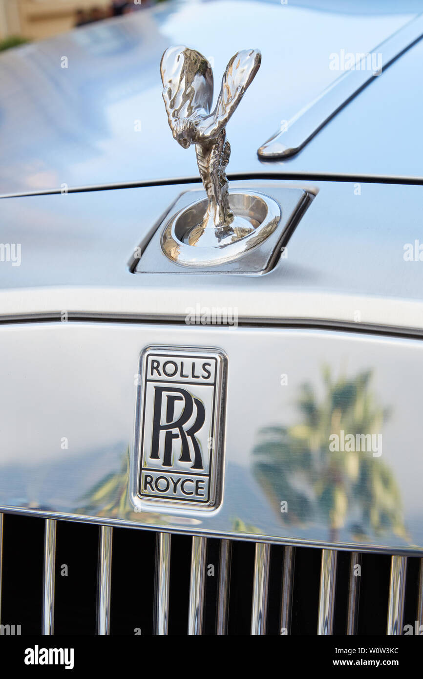 MONTE CARLO, MONACO - 19. AUGUST 2016: Rolls Royce grau Luxus Auto und Palm Tree Reflexion in einem Sommertag in Monte Carlo, Monaco. Stockfoto