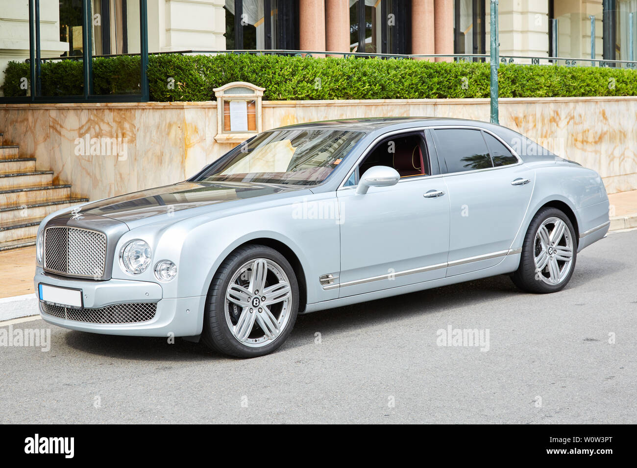 MONTE CARLO, MONACO - 20. AUGUST 2016: Bentley grau Luxus Auto an einem Sommertag in Monte Carlo, Monaco. Stockfoto