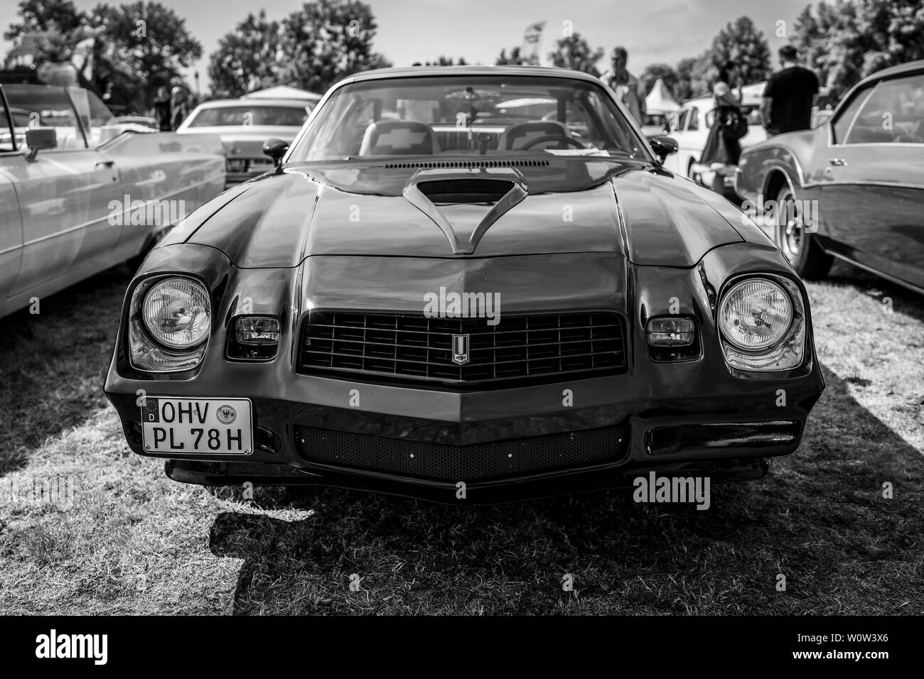 PAAREN IM GLIEN, Deutschland - 19. MAI 2018: Muscle Car Chevrolet Camaro Z28 (zweite Generation), 1979. Schwarz und Weiß. Ausstellung 'Die Oldtimer Show 2018". Stockfoto