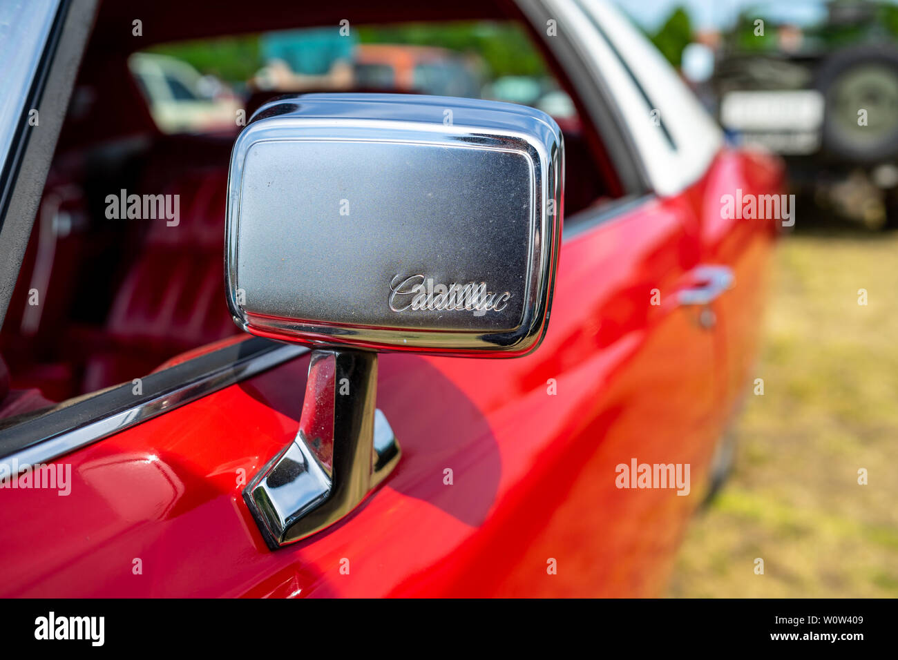 PAAREN IM GLIEN, Deutschland - 19. MAI 2018: Rückspiegel eines Full-size Luxus auto Cadillac Eldorado, 1975. Oldtimer-show 2018 sterben. Stockfoto